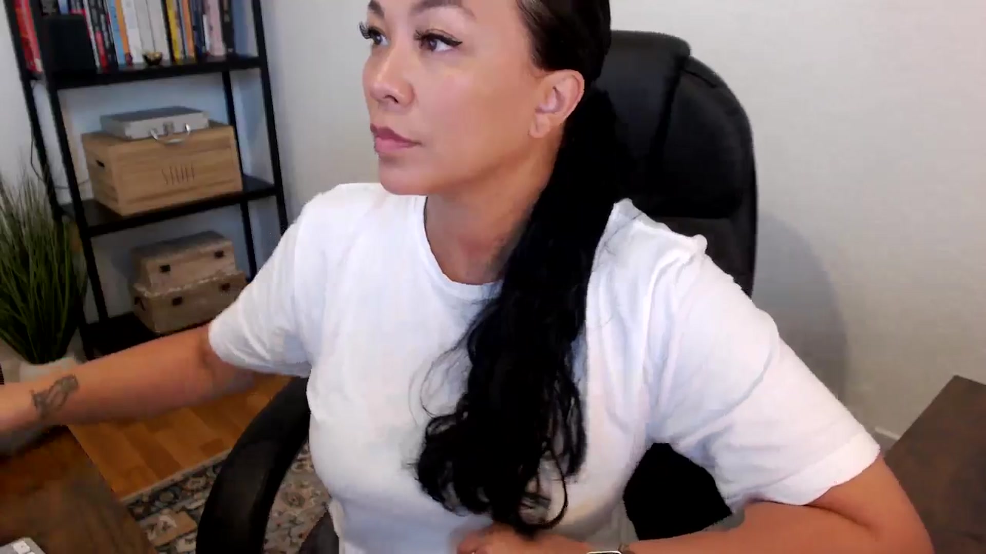 Gallery image thumbnail from MickaylaMoon's myfreecams stream on, 07/16/2024, 15:37 image 5 of 20