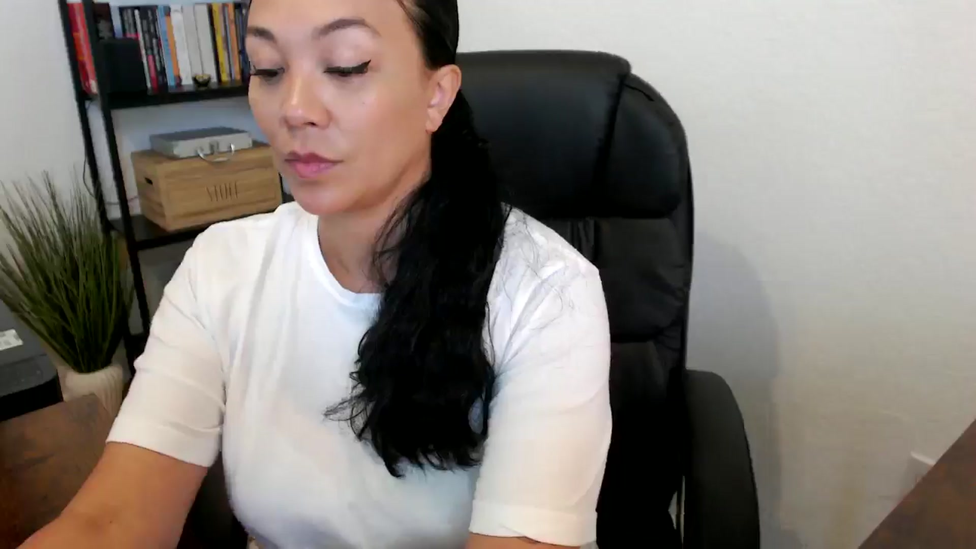 Gallery image thumbnail from MickaylaMoon's myfreecams stream on, 07/16/2024, 17:33 image 6 of 20