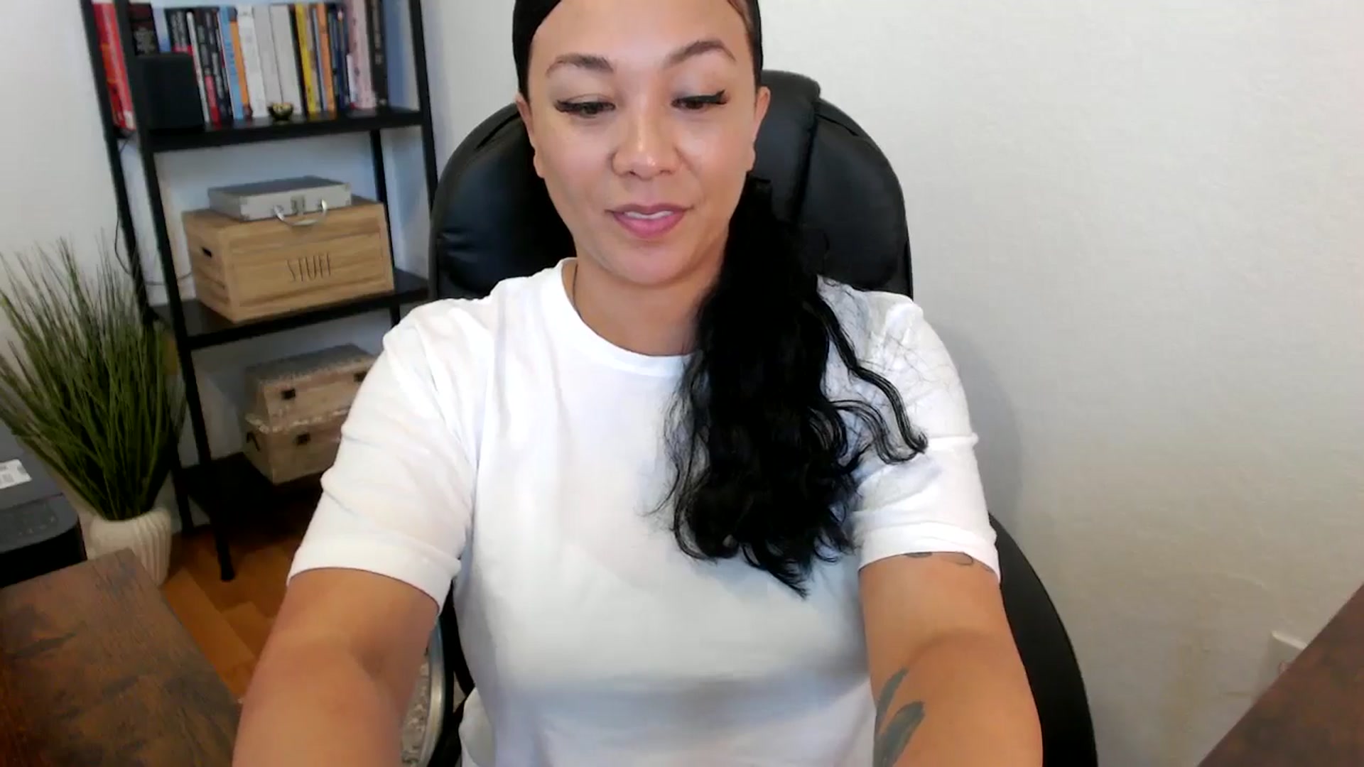 Gallery image thumbnail from MickaylaMoon's myfreecams stream on, 07/16/2024, 17:33 image 14 of 20