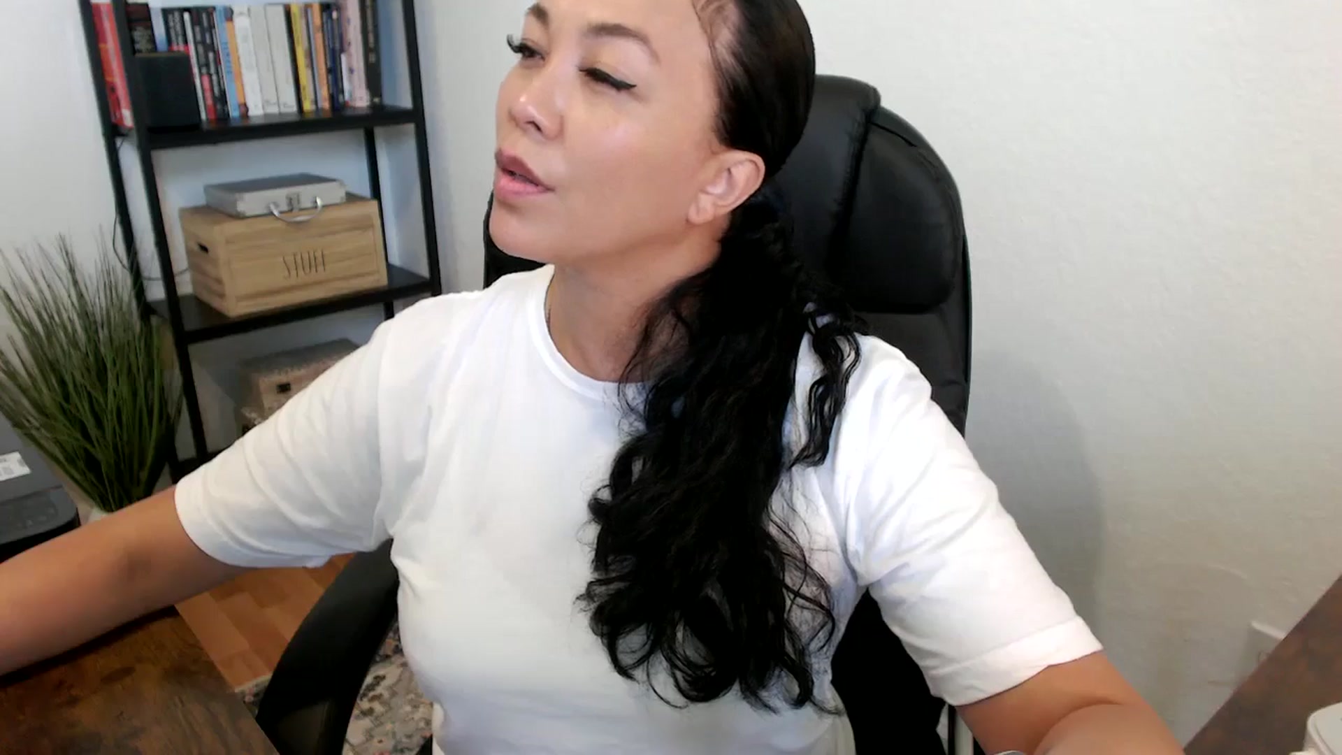 Gallery image thumbnail from MickaylaMoon's myfreecams stream on, 07/16/2024, 18:09 image 20 of 20