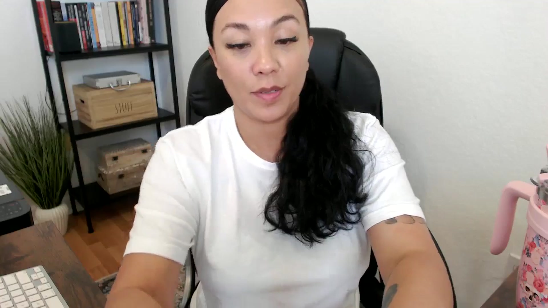 Gallery image thumbnail from MickaylaMoon's myfreecams stream on, 07/16/2024, 20:08 image 19 of 20