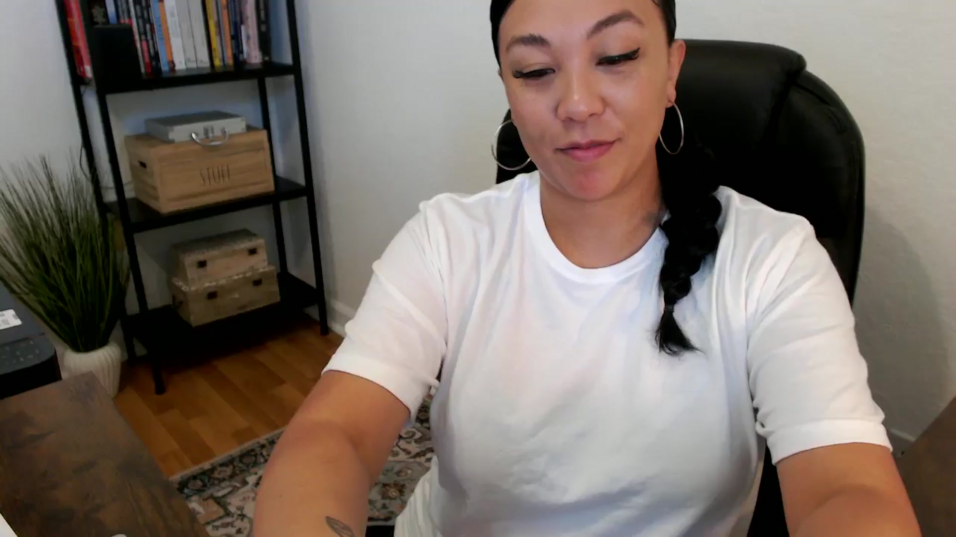 Gallery image thumbnail from MickaylaMoon's myfreecams stream on, 07/18/2024, 14:36 image 16 of 20