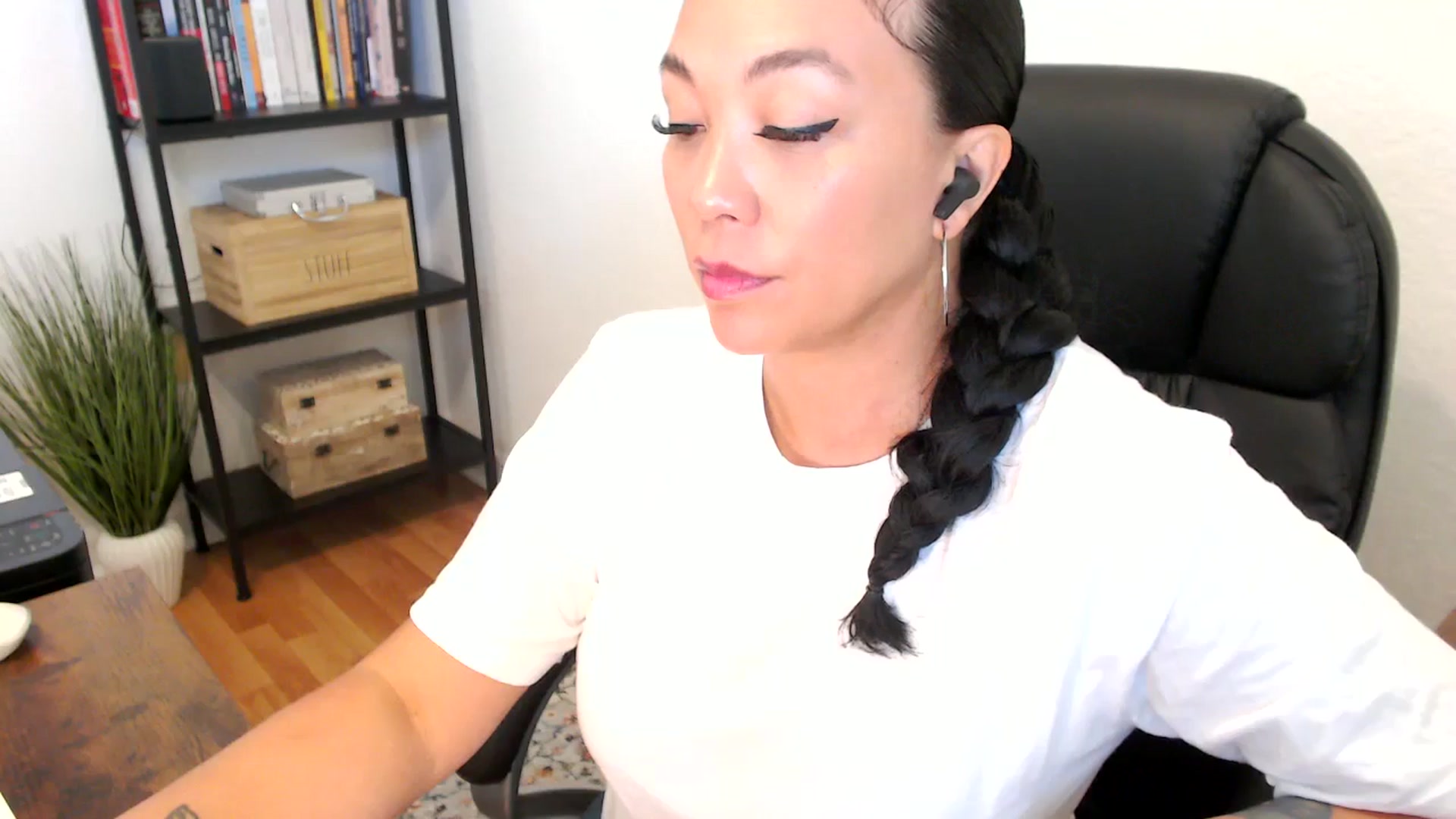 Gallery image thumbnail from MickaylaMoon's myfreecams stream on, 07/18/2024, 15:21 image 2 of 20