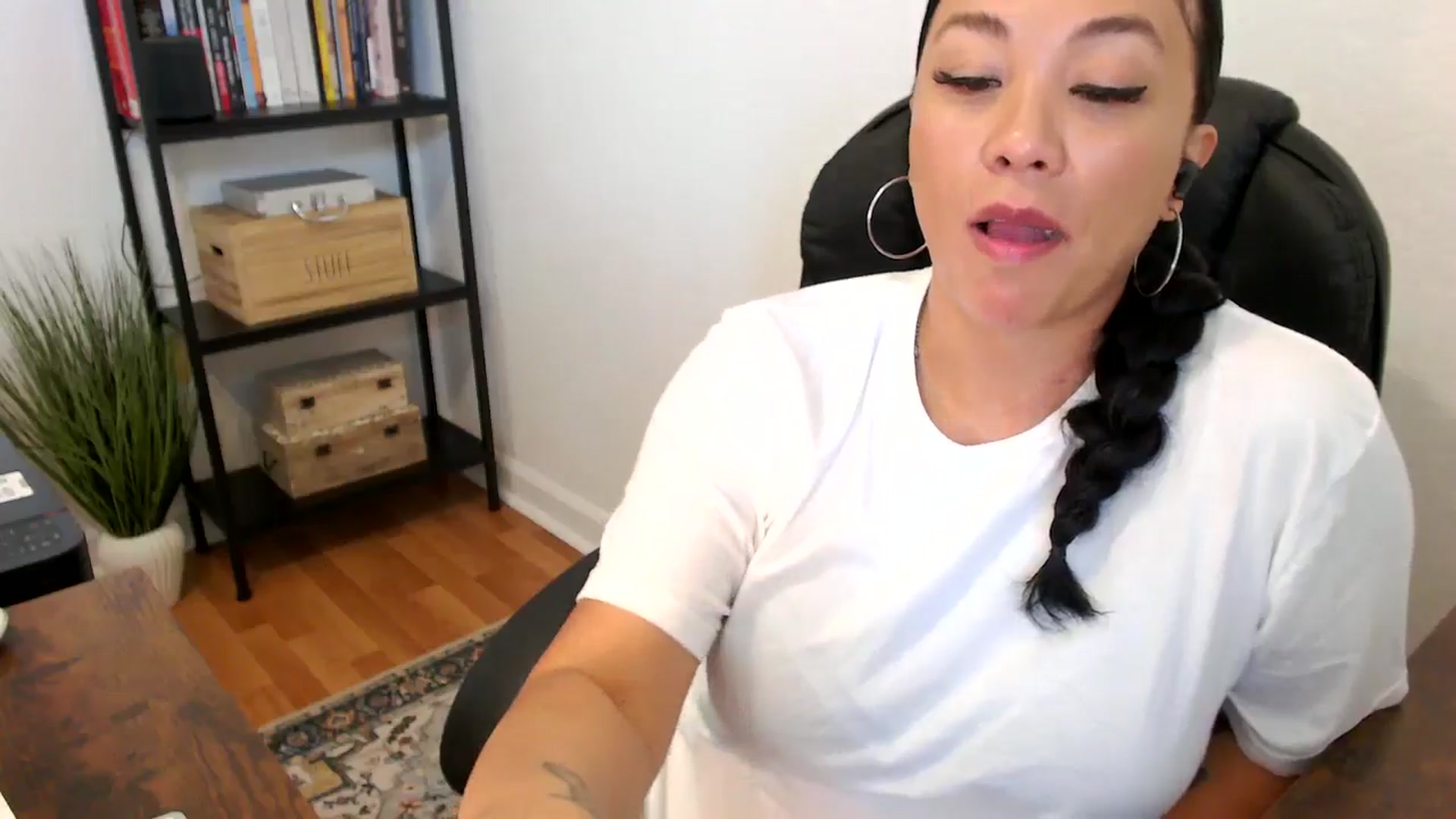 Gallery image thumbnail from MickaylaMoon's myfreecams stream on, 07/18/2024, 15:21 image 8 of 20