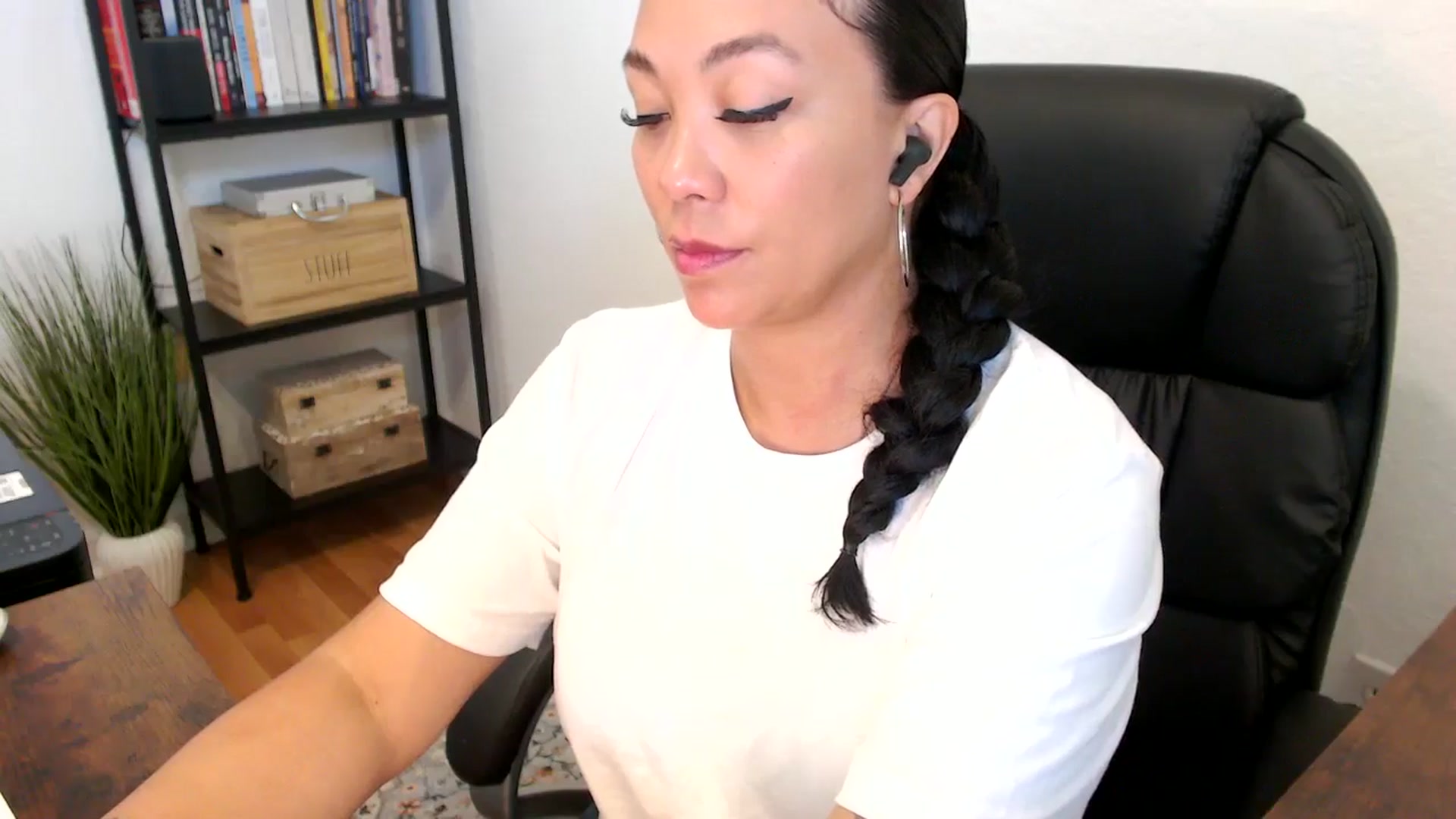Gallery image thumbnail from MickaylaMoon's myfreecams stream on, 07/18/2024, 15:21 image 4 of 20