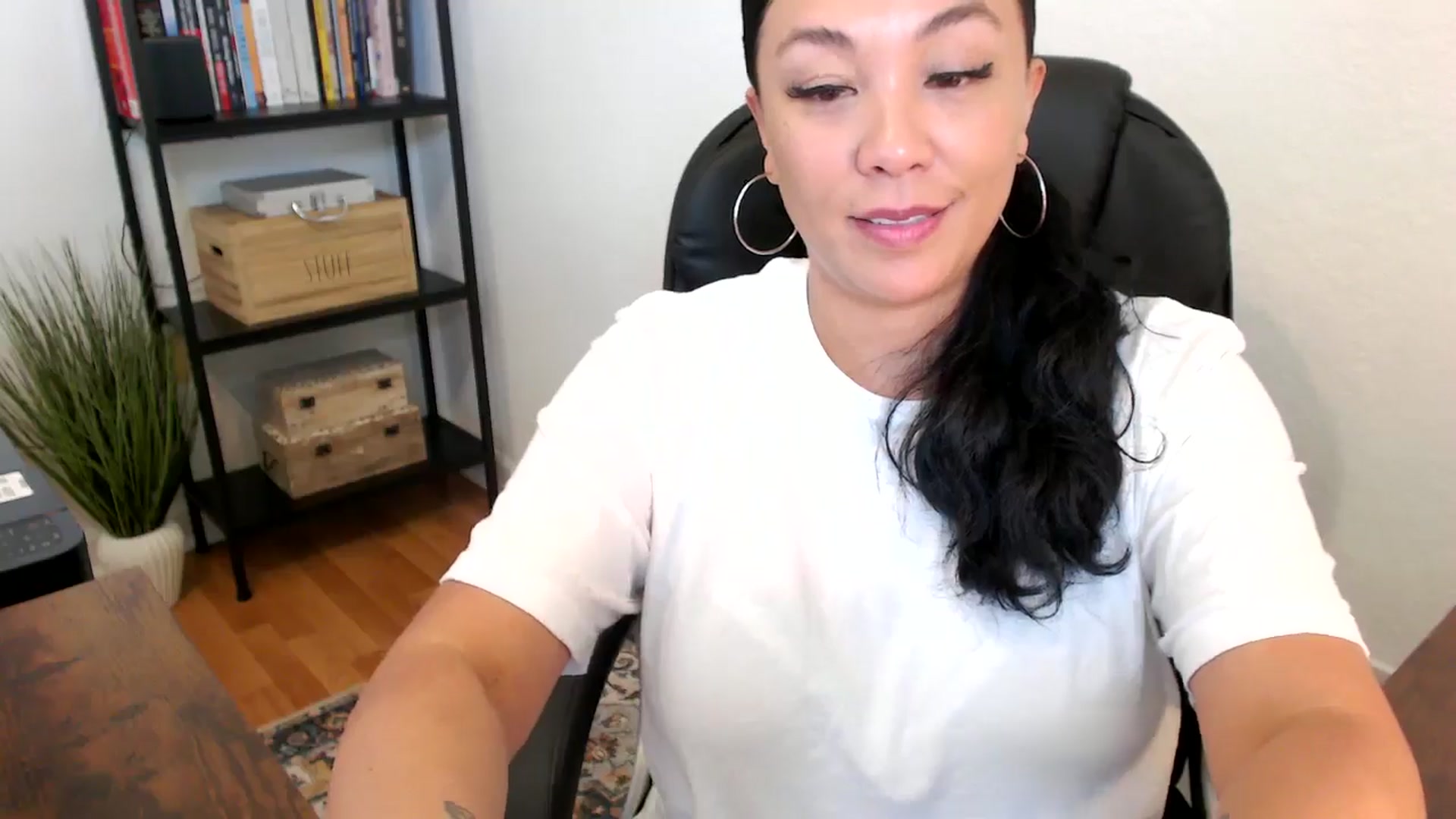 Gallery image thumbnail from MickaylaMoon's myfreecams stream on, 07/18/2024, 19:01 image 6 of 20