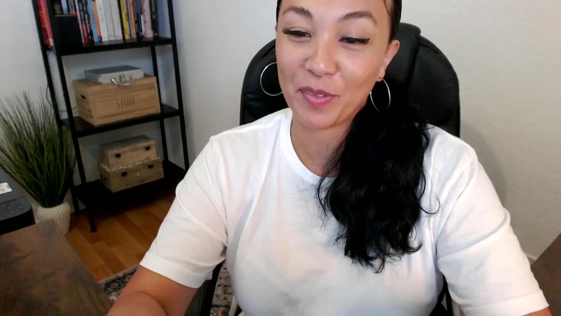 Gallery image thumbnail from MickaylaMoon's myfreecams stream on, 07/18/2024, 19:01 image 13 of 20