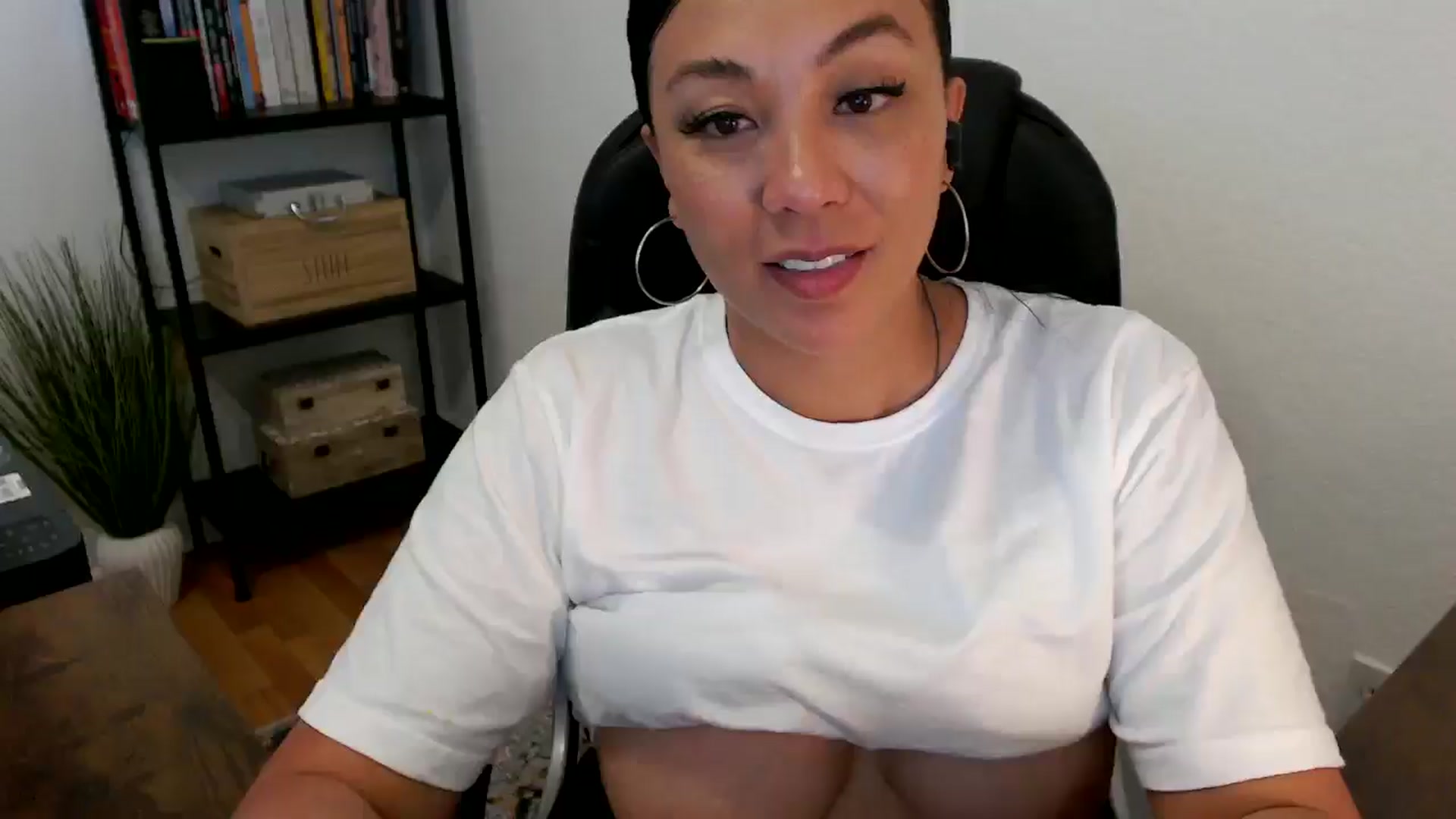 Gallery image thumbnail from MickaylaMoon's myfreecams stream on, 07/18/2024, 20:49 image 3 of 20