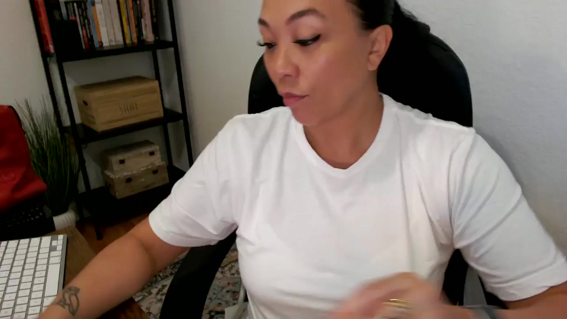 Gallery image thumbnail from MickaylaMoon's myfreecams stream on, 07/23/2024, 14:33 image 17 of 20