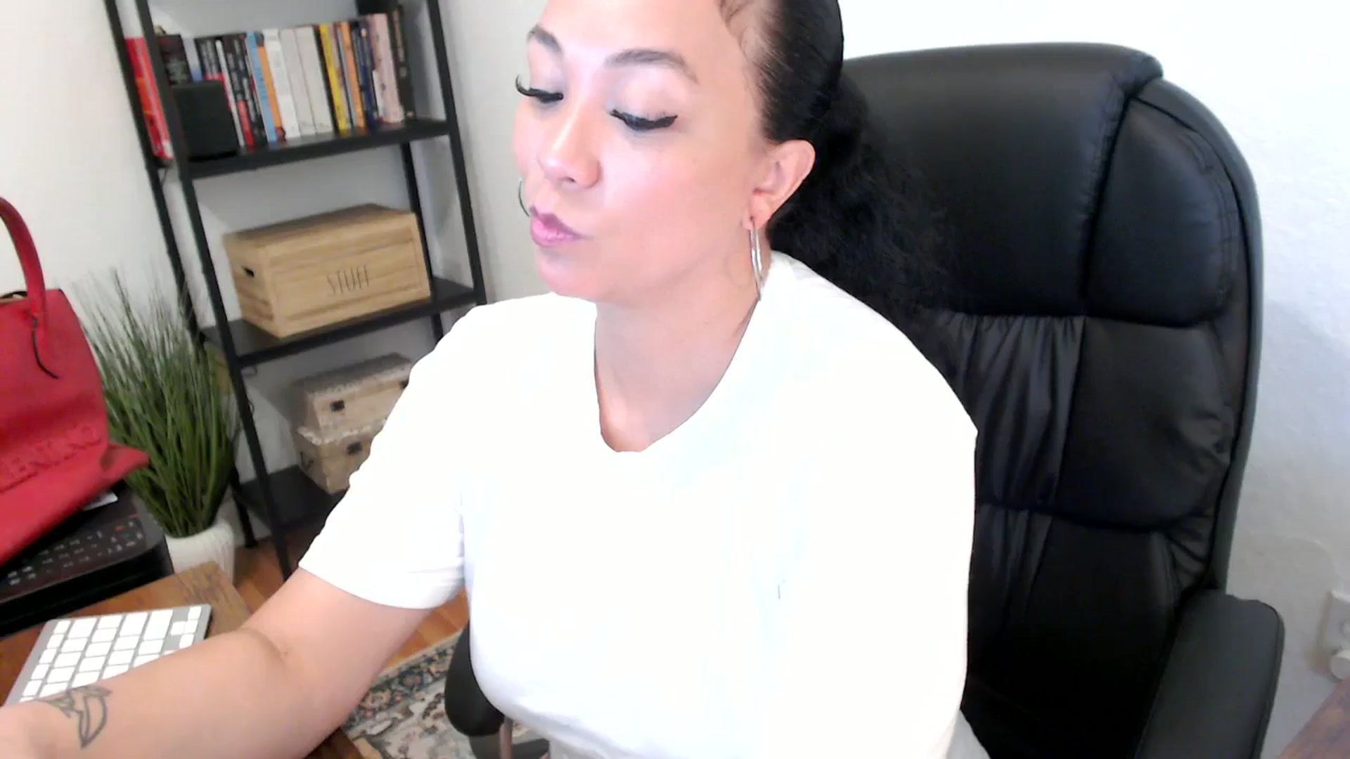 Gallery image thumbnail from MickaylaMoon's myfreecams stream on, 07/23/2024, 16:28 image 6 of 20