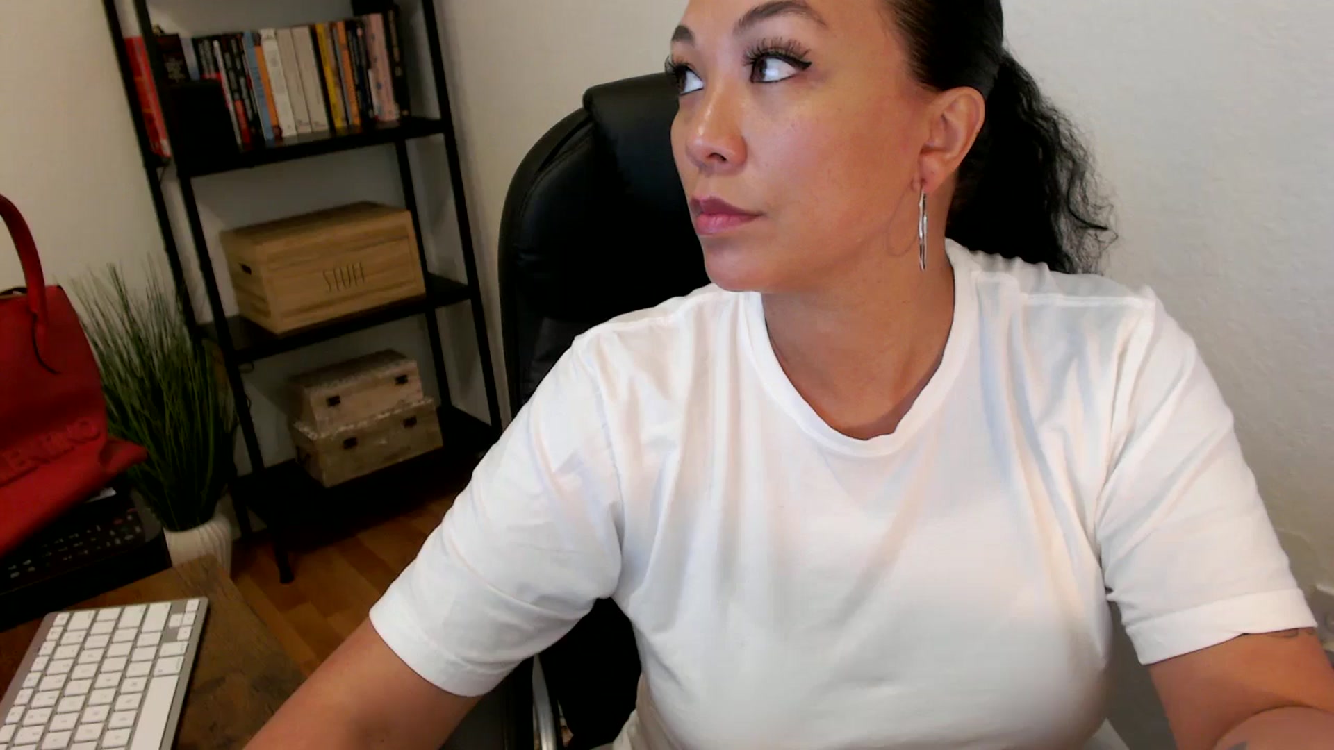 Gallery image thumbnail from MickaylaMoon's myfreecams stream on, 07/23/2024, 16:28 image 5 of 20