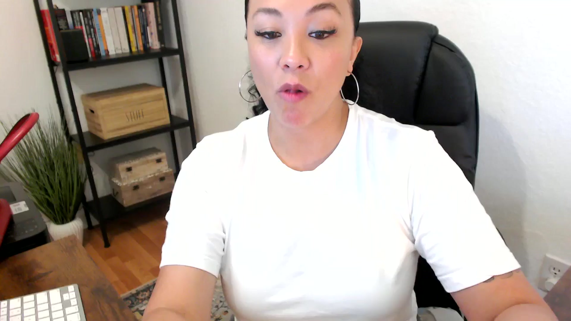 Gallery image thumbnail from MickaylaMoon's myfreecams stream on, 07/23/2024, 17:46 image 1 of 20