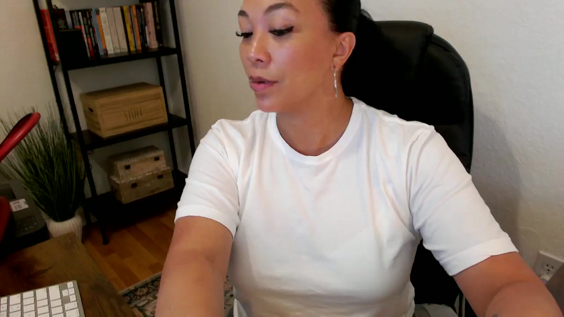 Gallery image thumbnail from MickaylaMoon's myfreecams stream on, 07/23/2024, 17:46 image 4 of 20