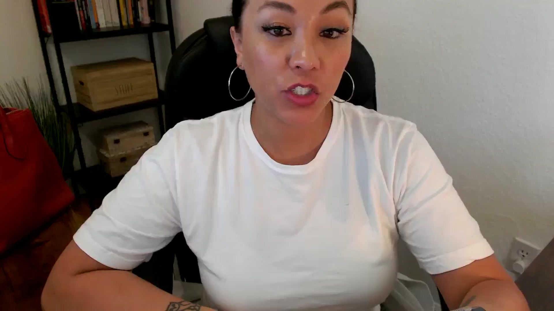 Gallery image thumbnail from MickaylaMoon's myfreecams stream on, 07/23/2024, 20:34 image 5 of 20