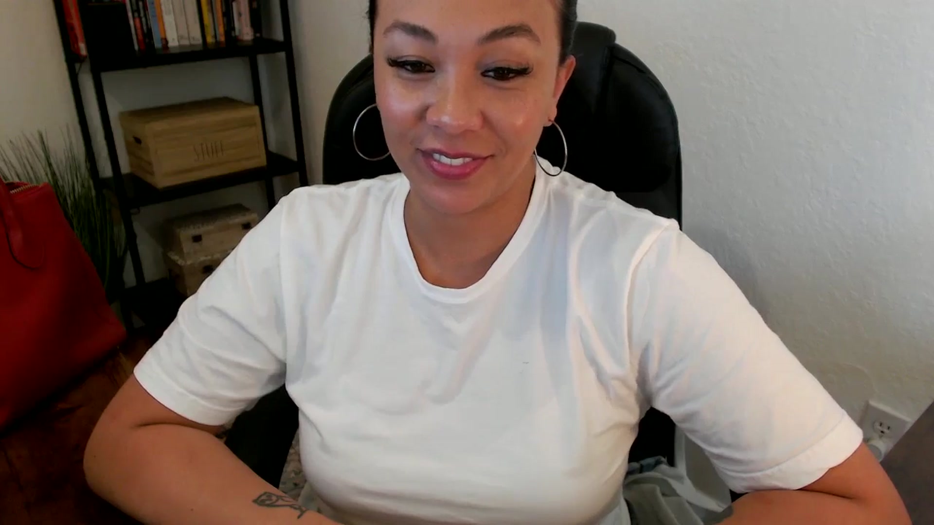 Gallery image thumbnail from MickaylaMoon's myfreecams stream on, 07/23/2024, 20:34 image 8 of 20