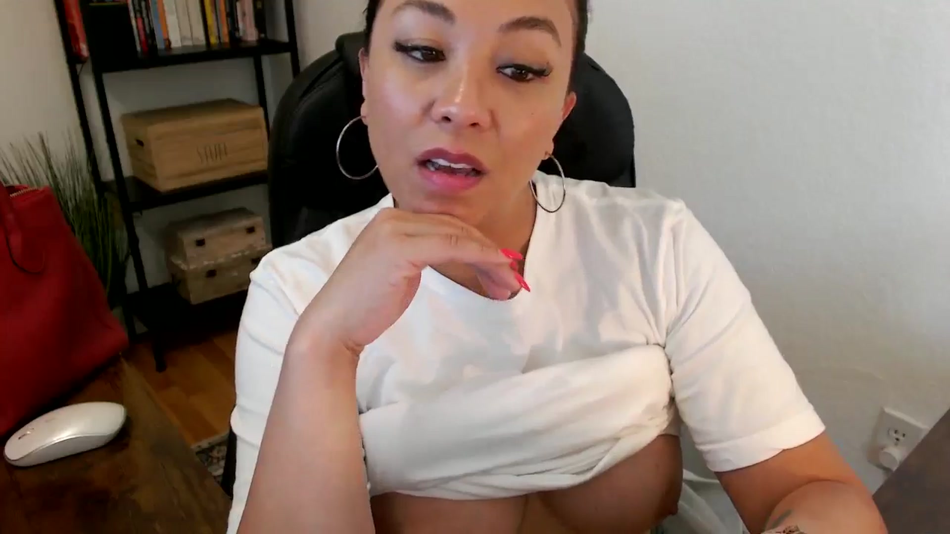 Gallery image thumbnail from MickaylaMoon's myfreecams stream on, 07/23/2024, 20:34 image 13 of 20