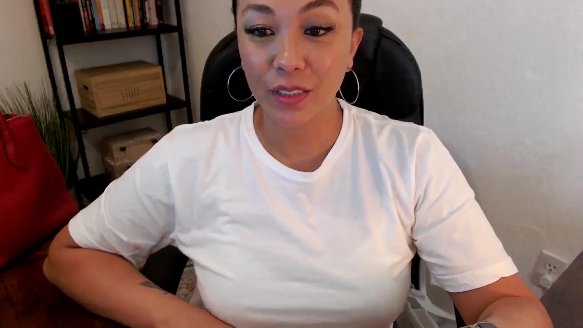 Gallery image thumbnail from MickaylaMoon's myfreecams stream on, 07/23/2024, 20:34 image 18 of 20