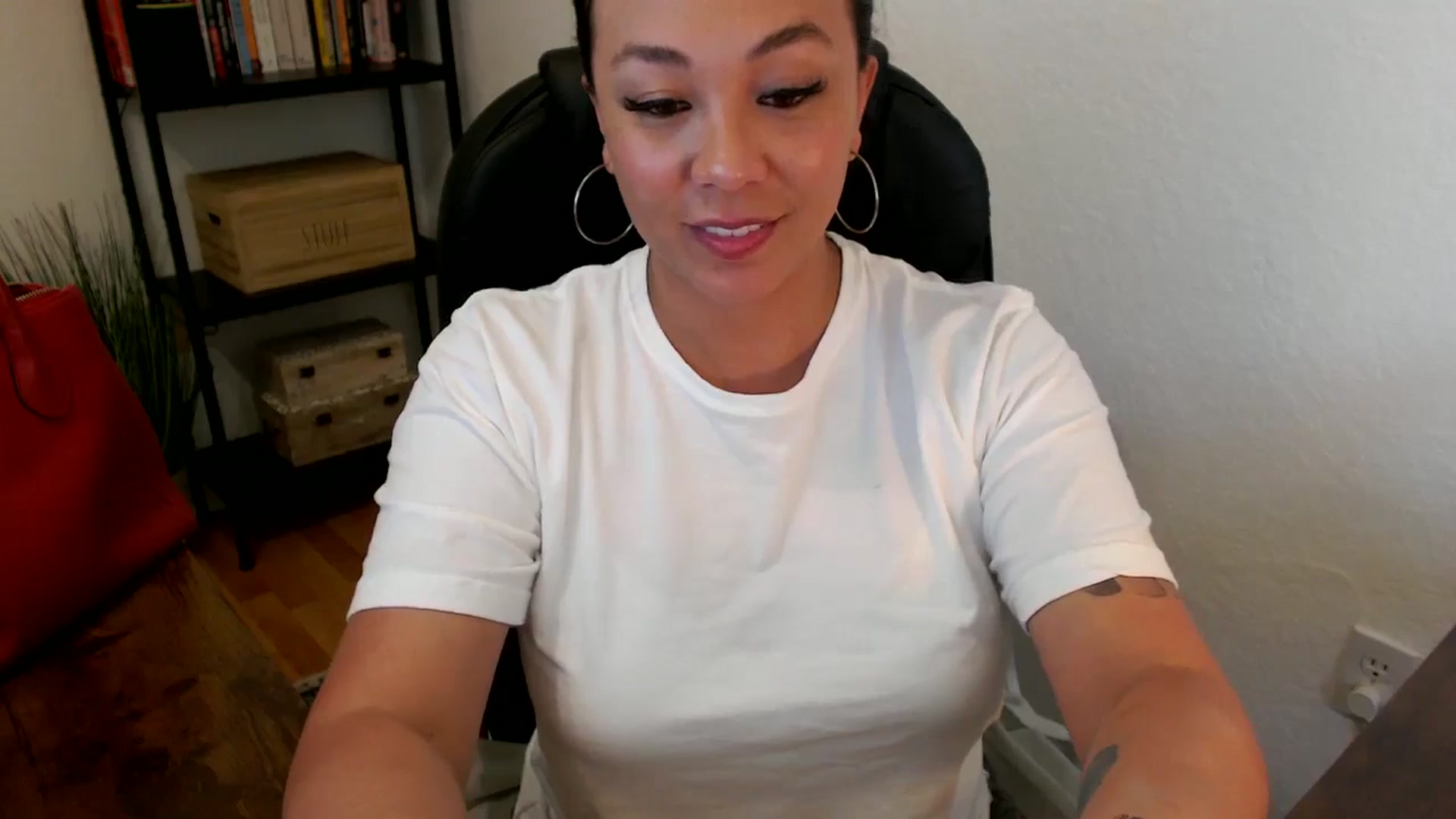 Gallery image thumbnail from MickaylaMoon's myfreecams stream on, 07/23/2024, 20:34 image 4 of 20