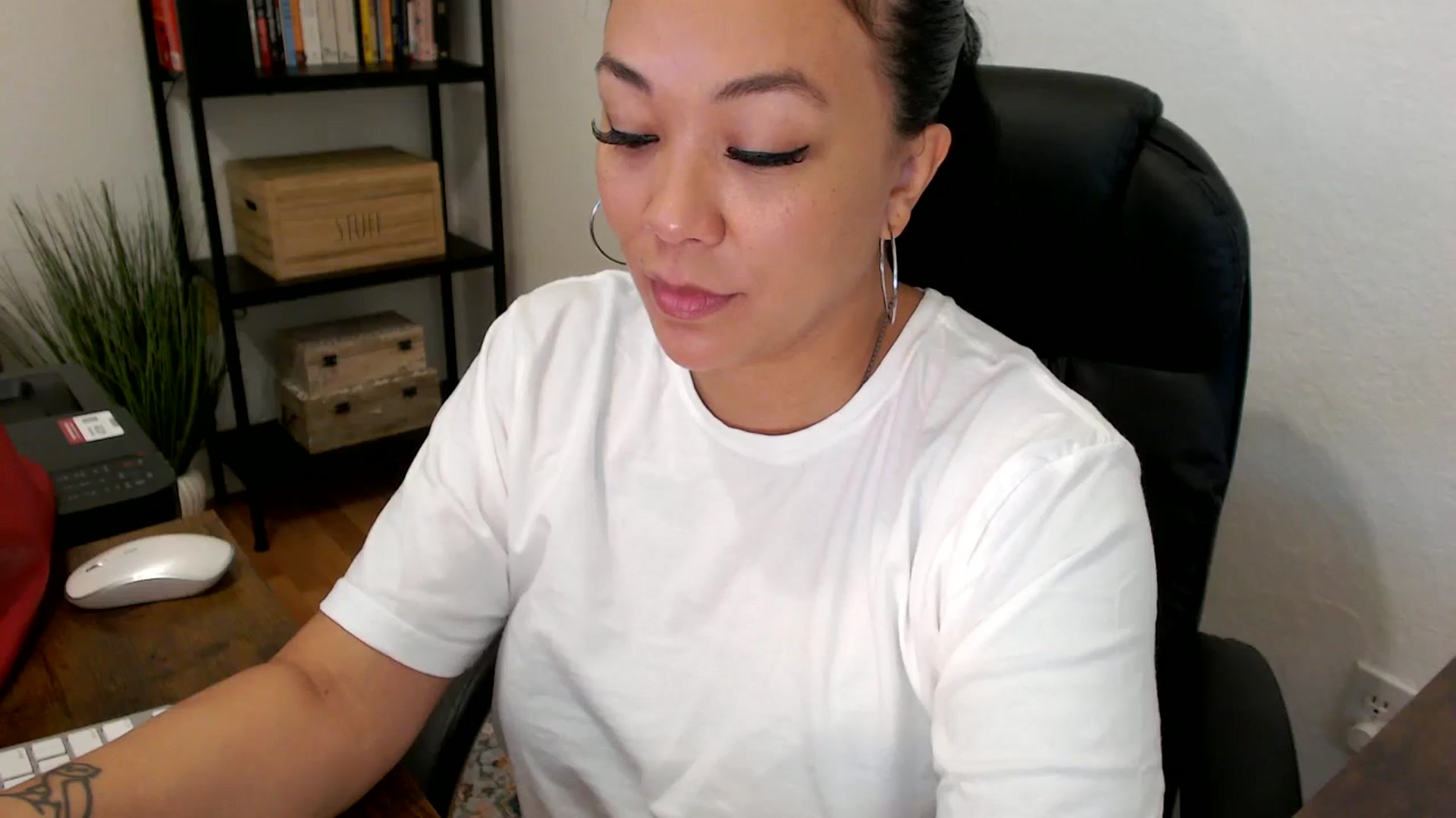 Gallery image thumbnail from MickaylaMoon's myfreecams stream on, 07/25/2024, 15:22 image 4 of 20