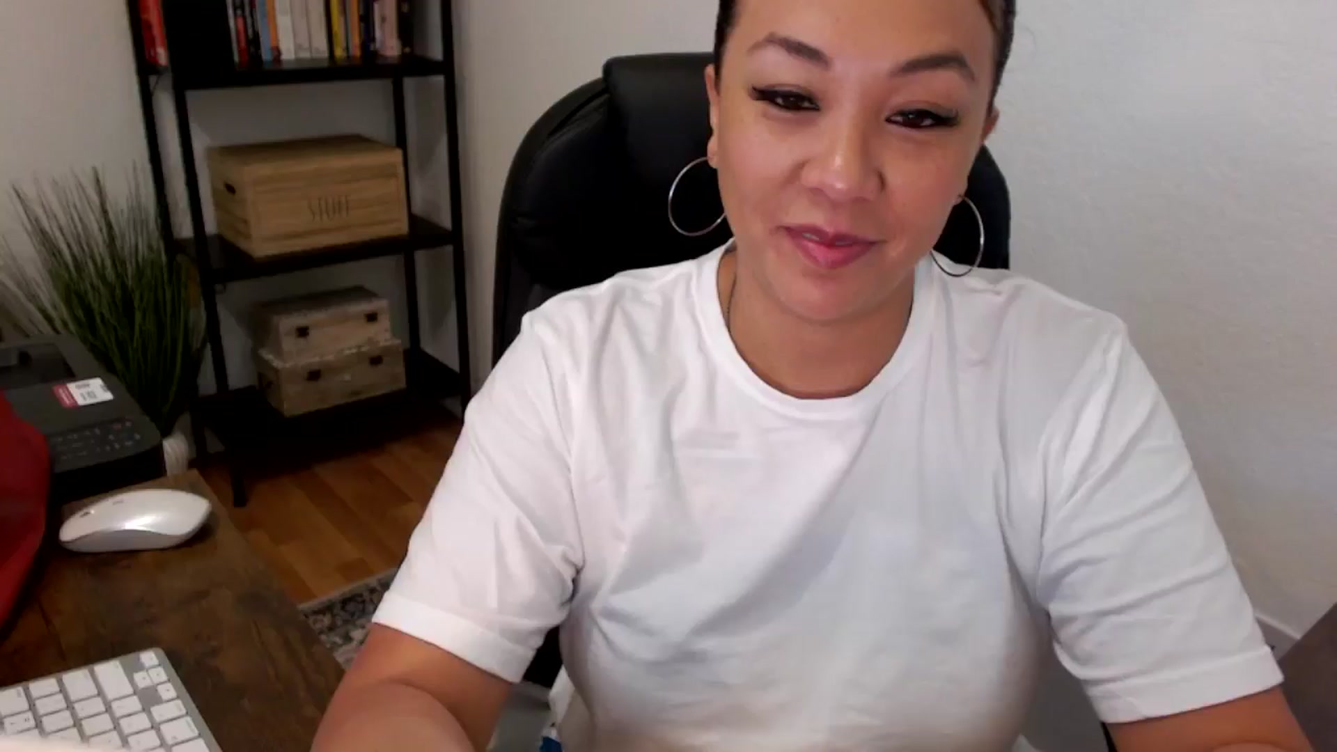 Gallery image thumbnail from MickaylaMoon's myfreecams stream on, 07/25/2024, 15:22 image 7 of 20