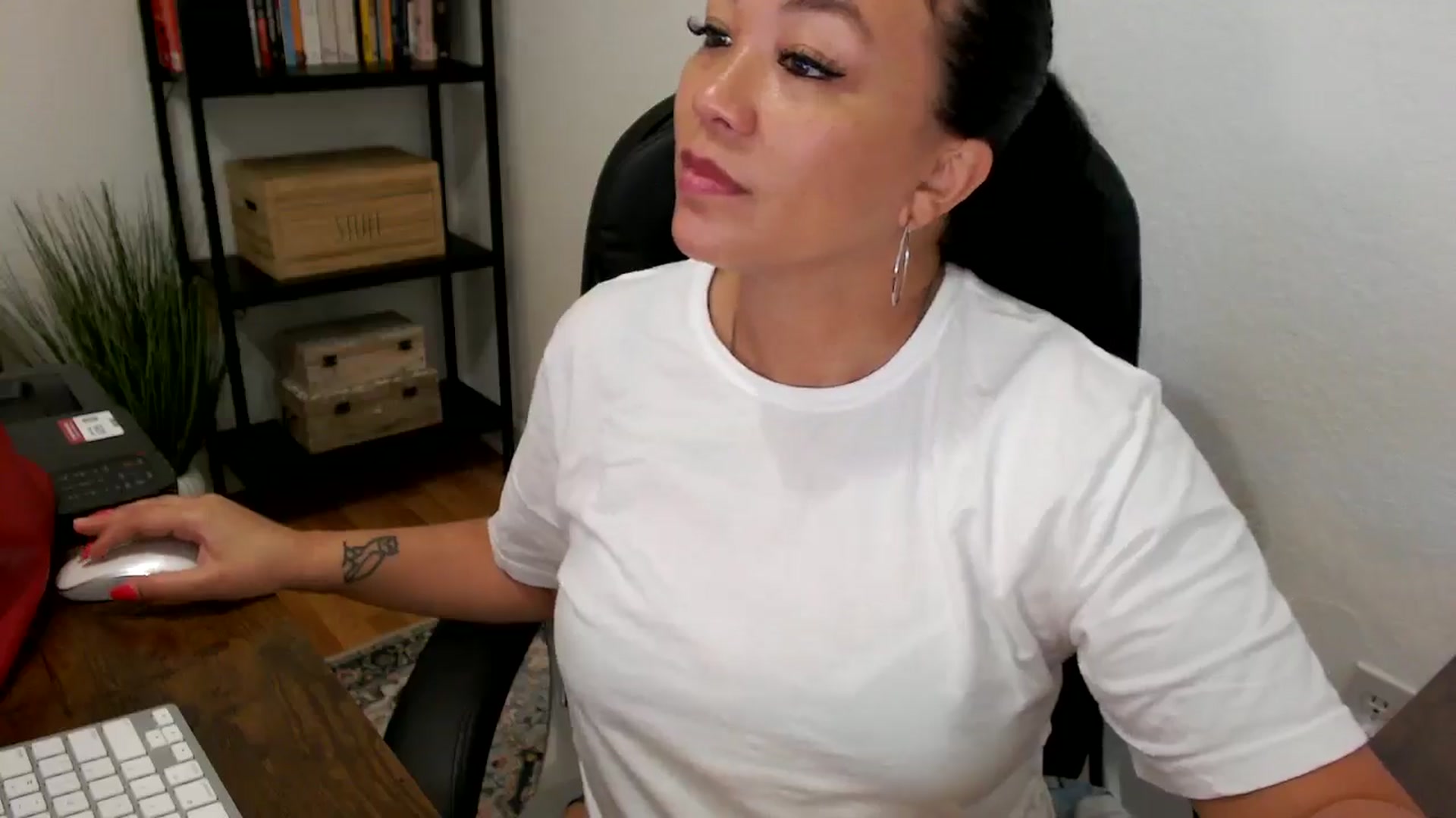 Gallery image thumbnail from MickaylaMoon's myfreecams stream on, 07/25/2024, 15:22 image 6 of 20