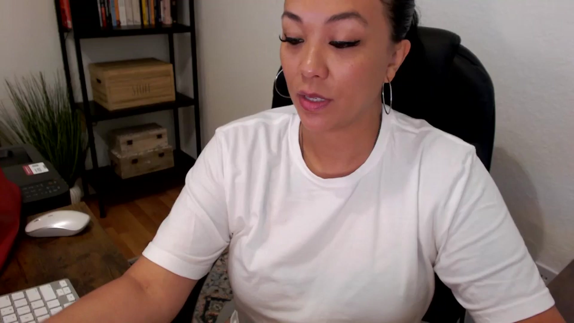 Gallery image thumbnail from MickaylaMoon's myfreecams stream on, 07/25/2024, 15:22 image 17 of 20