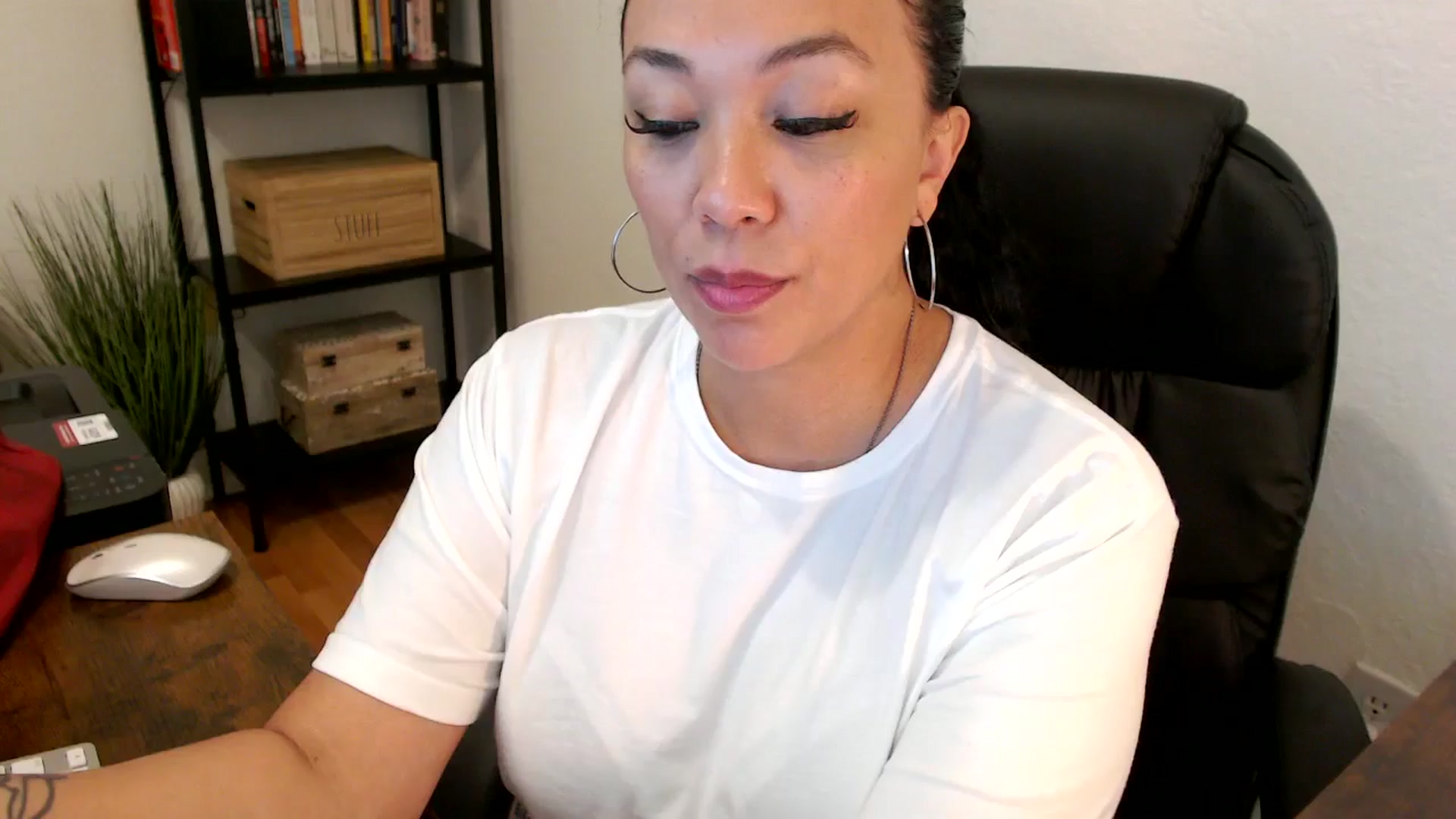 Gallery image thumbnail from MickaylaMoon's myfreecams stream on, 07/25/2024, 19:36 image 6 of 20