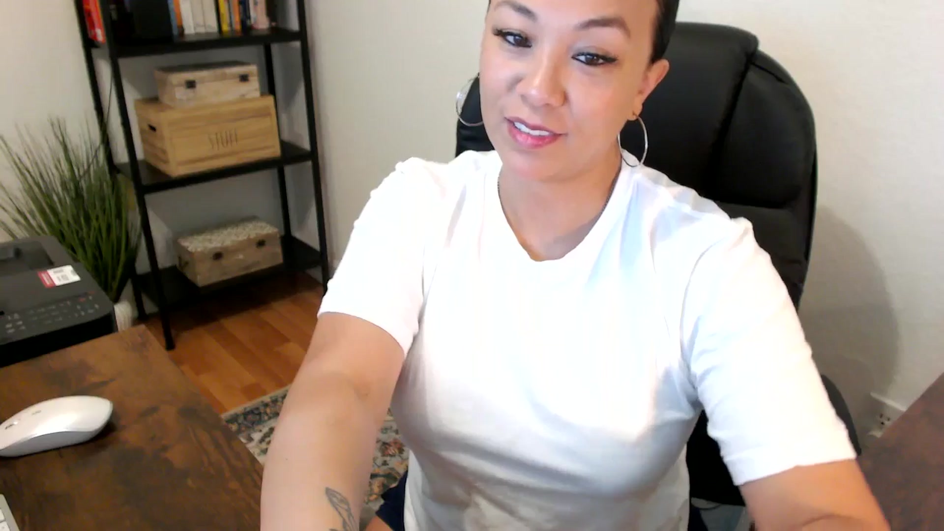 Gallery image thumbnail from MickaylaMoon's myfreecams stream on, 07/29/2024, 14:38 image 6 of 20