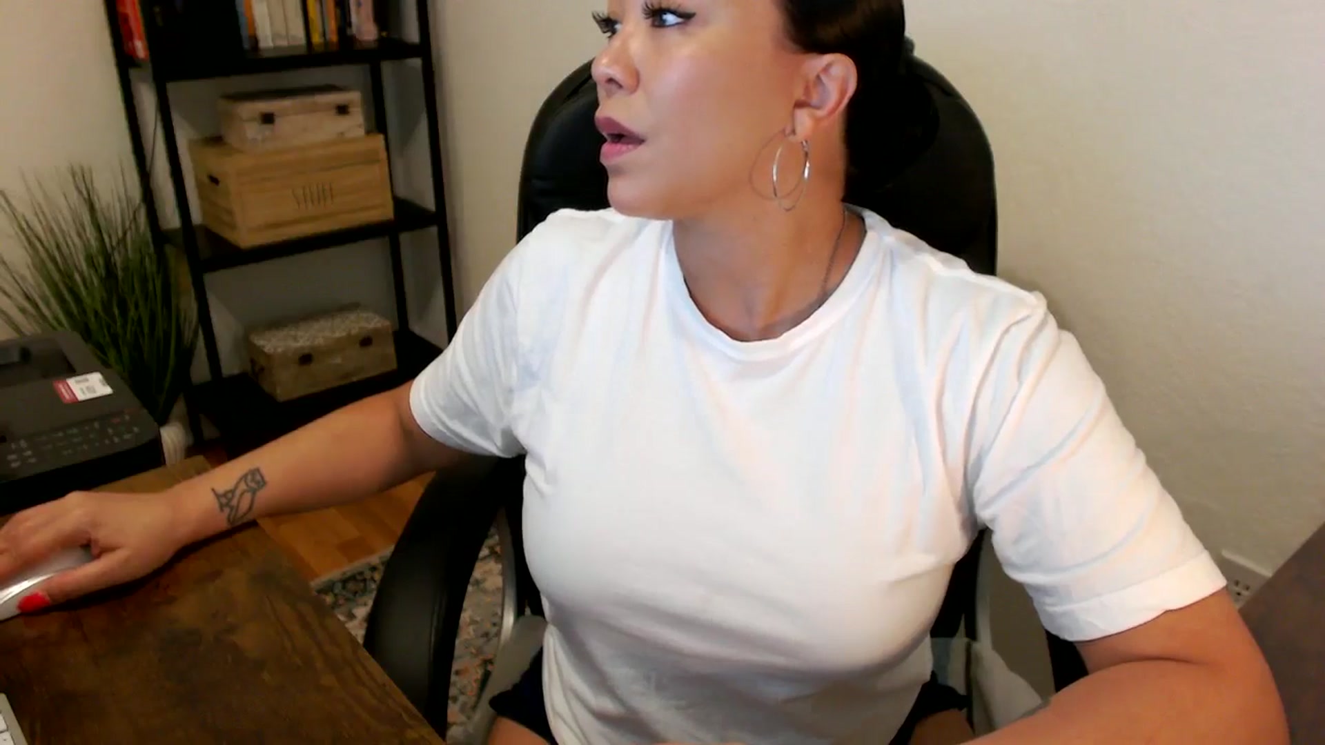 Gallery image thumbnail from MickaylaMoon's myfreecams stream on, 07/29/2024, 14:38 image 14 of 20
