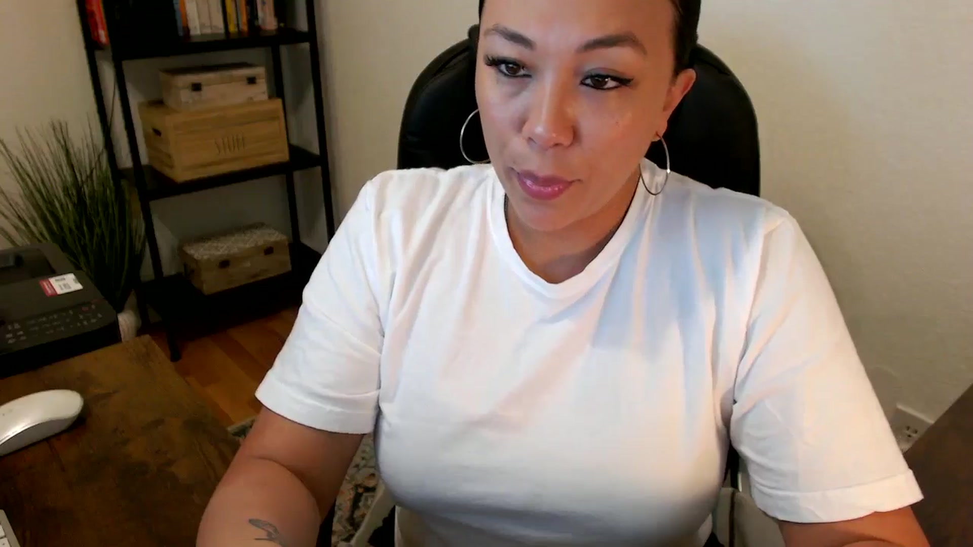Gallery image thumbnail from MickaylaMoon's myfreecams stream on, 07/29/2024, 14:38 image 17 of 20