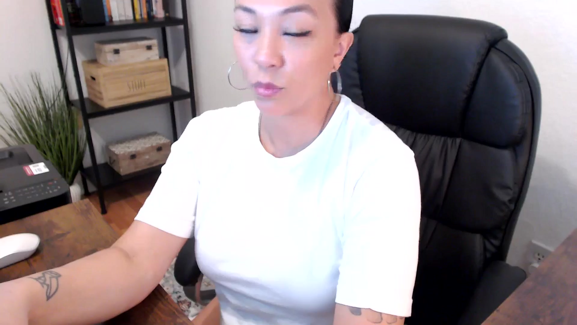 Gallery image thumbnail from MickaylaMoon's myfreecams stream on, 07/29/2024, 15:52 image 4 of 20
