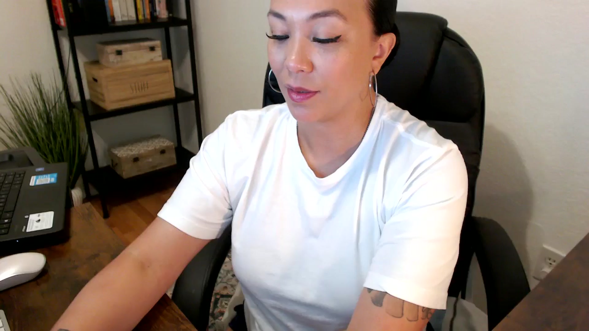 Gallery image thumbnail from MickaylaMoon's myfreecams stream on, 07/29/2024, 17:08 image 11 of 20