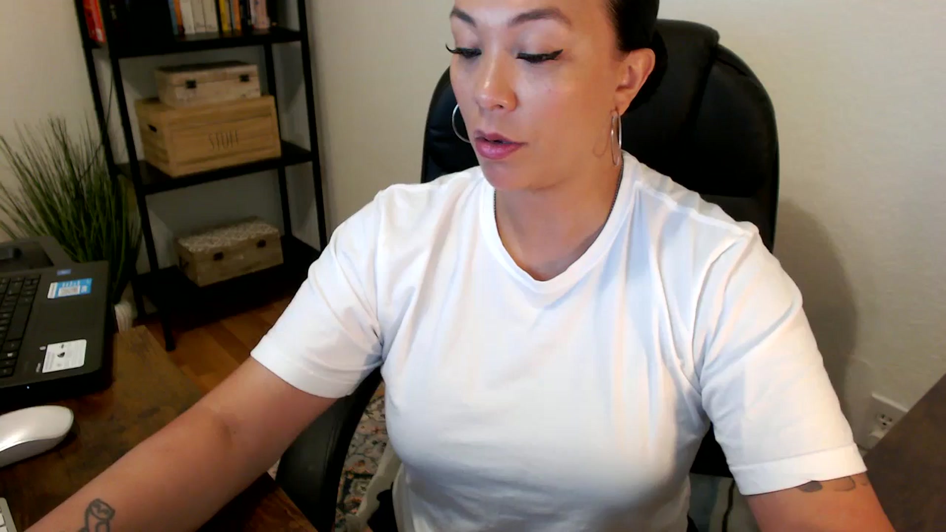 Gallery image thumbnail from MickaylaMoon's myfreecams stream on, 07/29/2024, 17:08 image 12 of 20
