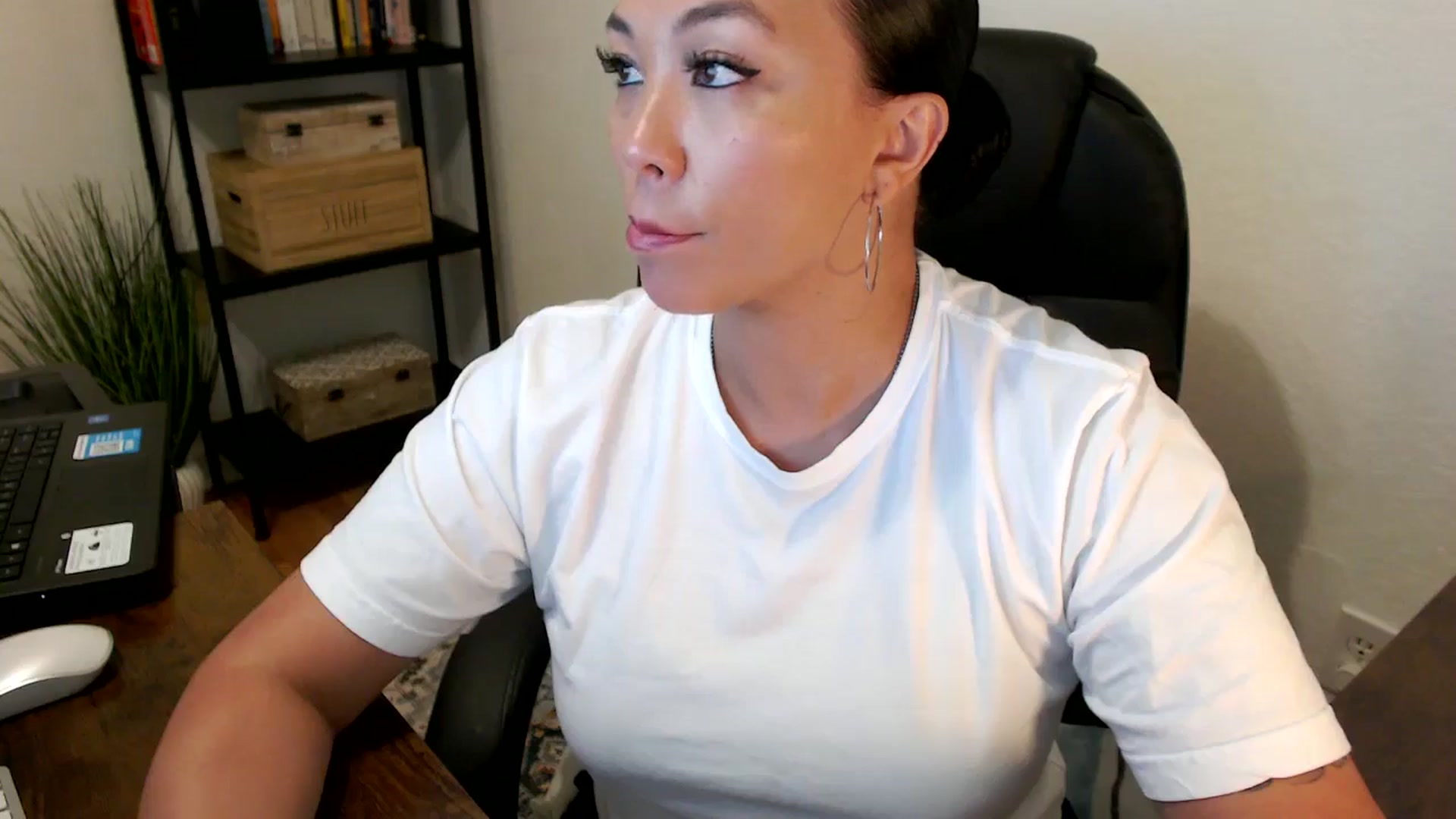 Gallery image thumbnail from MickaylaMoon's myfreecams stream on, 07/29/2024, 17:08 image 5 of 20