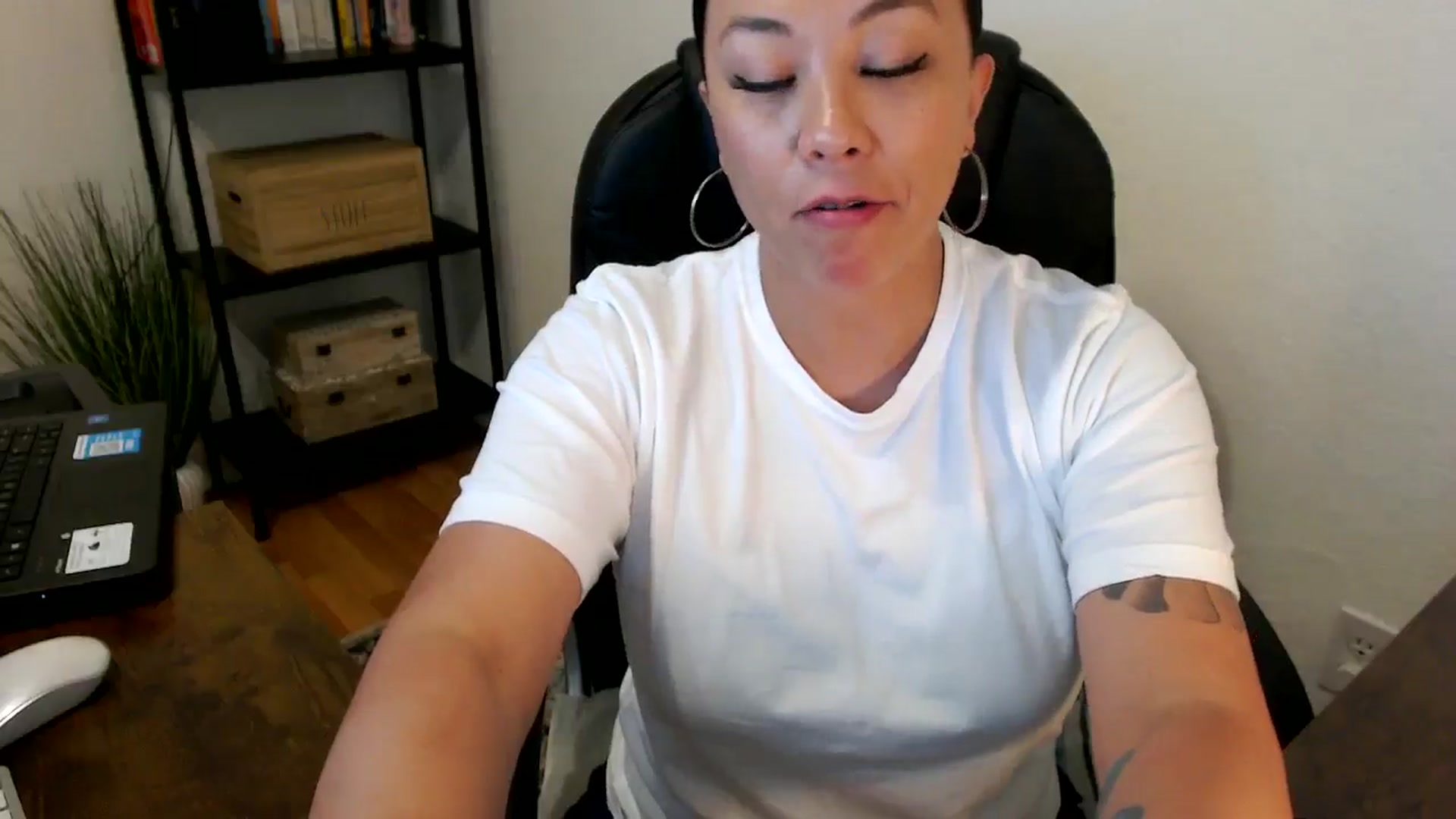 Gallery image thumbnail from MickaylaMoon's myfreecams stream on, 07/29/2024, 18:33 image 3 of 20