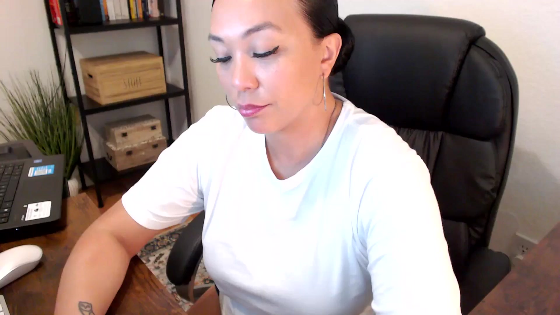 Gallery image thumbnail from MickaylaMoon's myfreecams stream on, 07/29/2024, 18:33 image 9 of 20