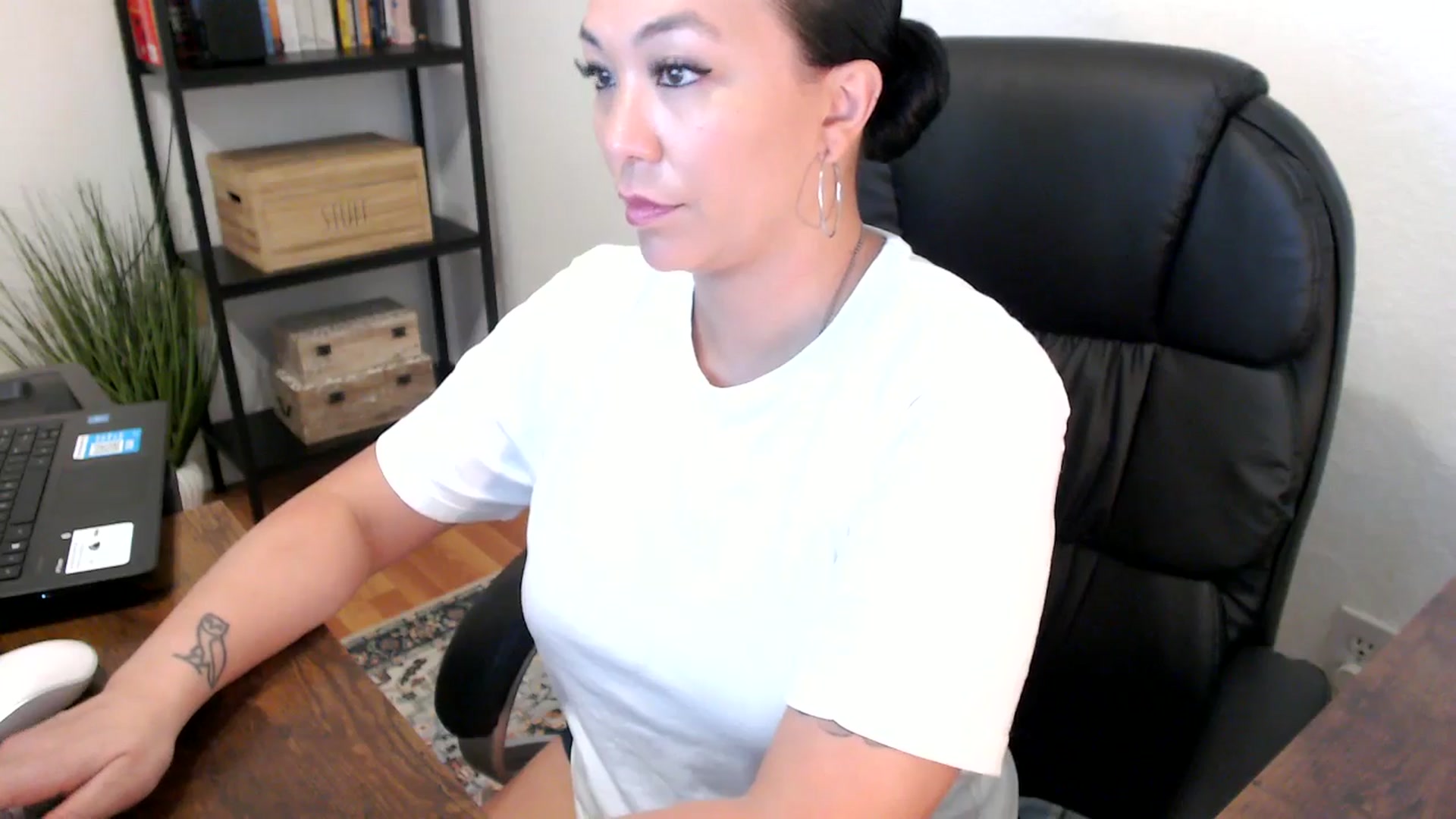 Gallery image thumbnail from MickaylaMoon's myfreecams stream on, 07/29/2024, 18:33 image 10 of 20