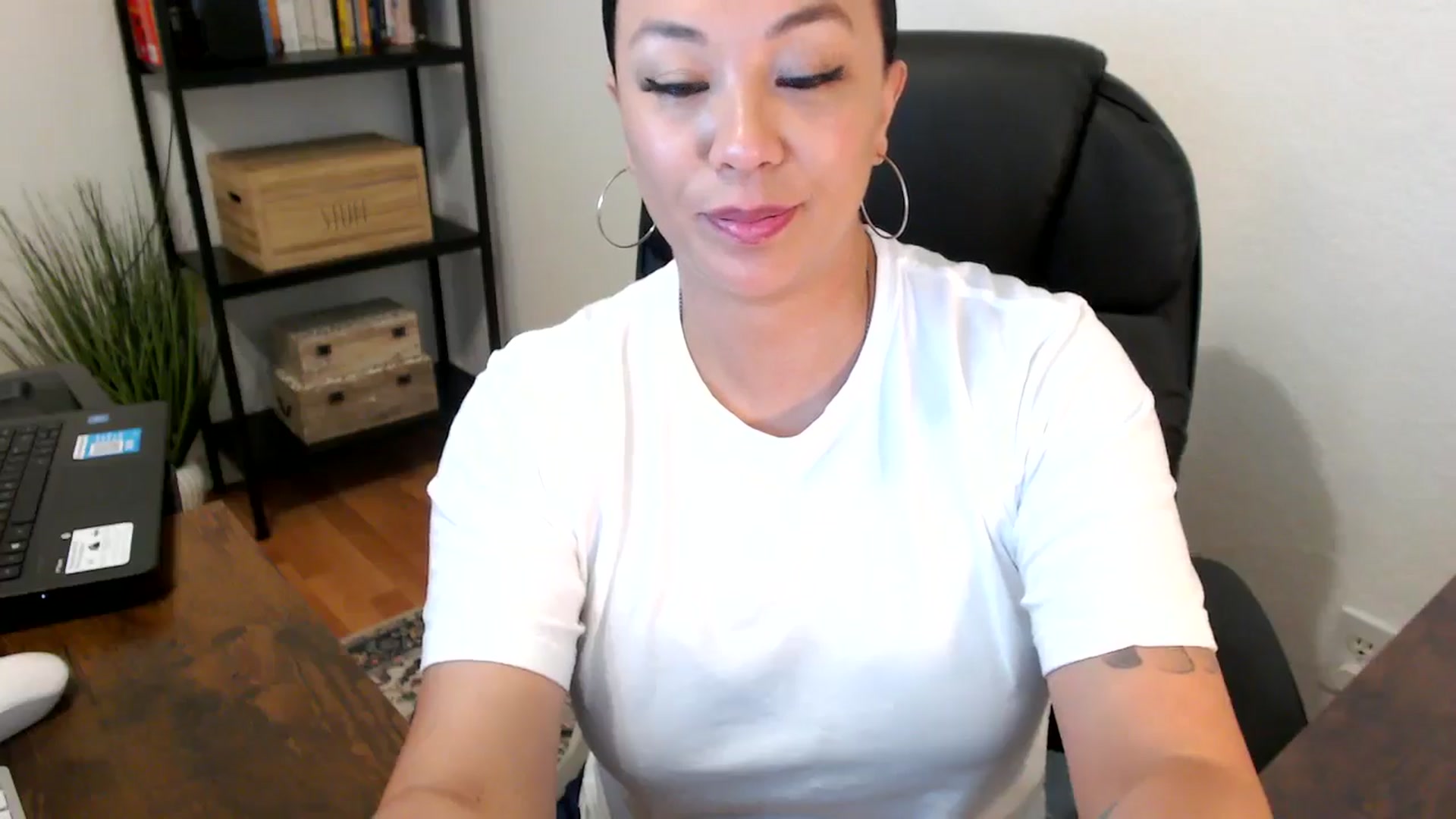 Gallery image thumbnail from MickaylaMoon's myfreecams stream on, 07/29/2024, 18:33 image 17 of 20