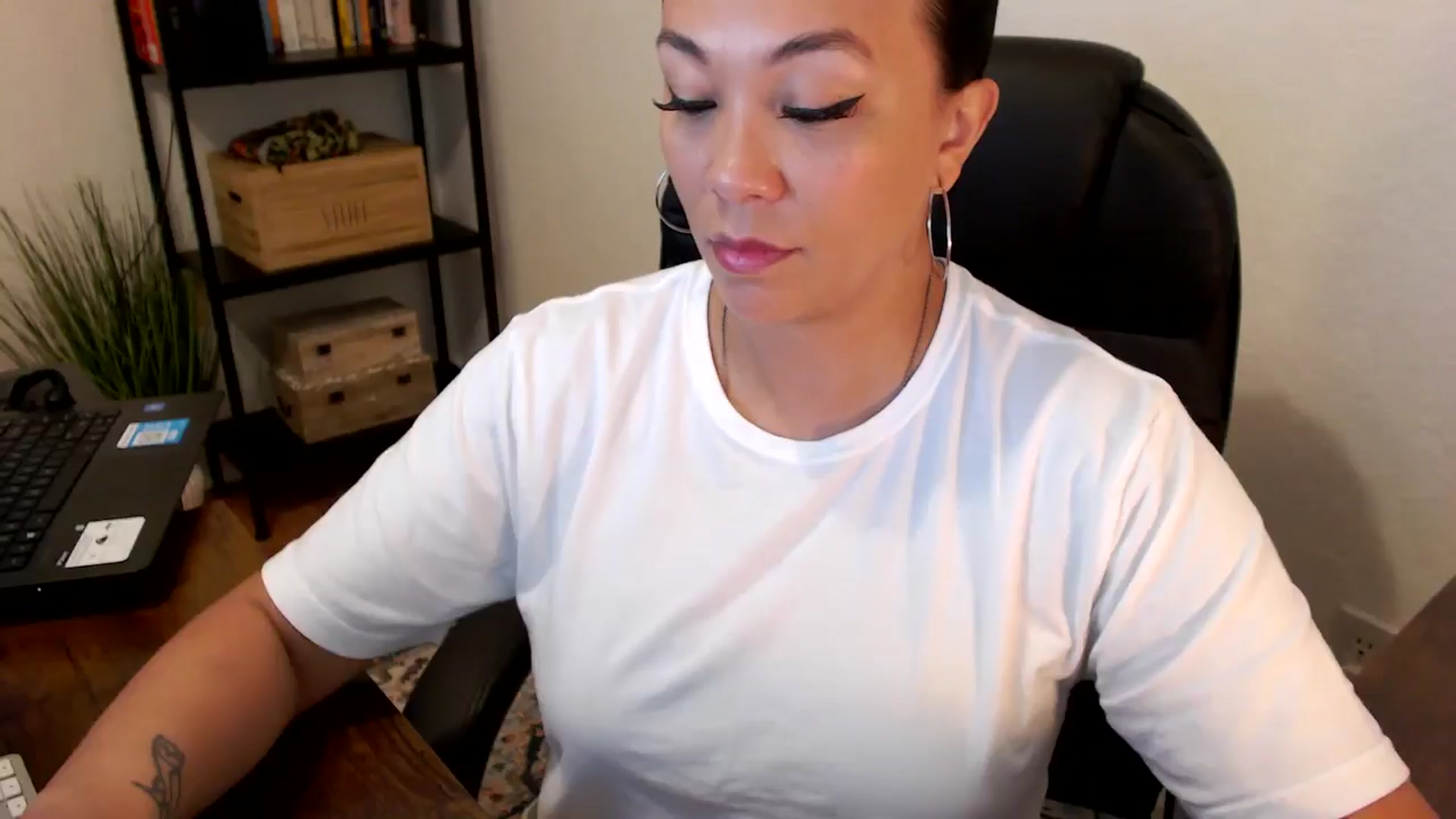 Gallery image thumbnail from MickaylaMoon's myfreecams stream on, 07/30/2024, 14:42 image 17 of 20