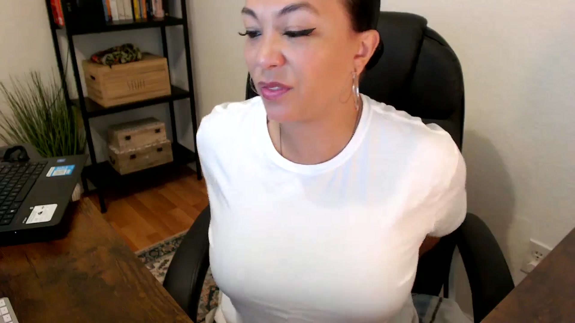 Gallery image thumbnail from MickaylaMoon's myfreecams stream on, 07/30/2024, 14:42 image 15 of 20