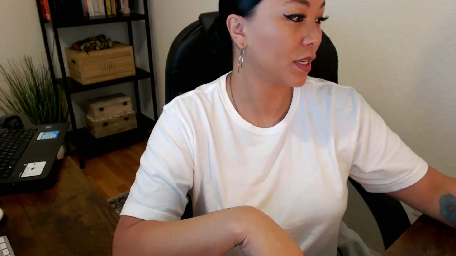 Gallery image thumbnail from MickaylaMoon's myfreecams stream on, 07/30/2024, 14:42 image 7 of 20