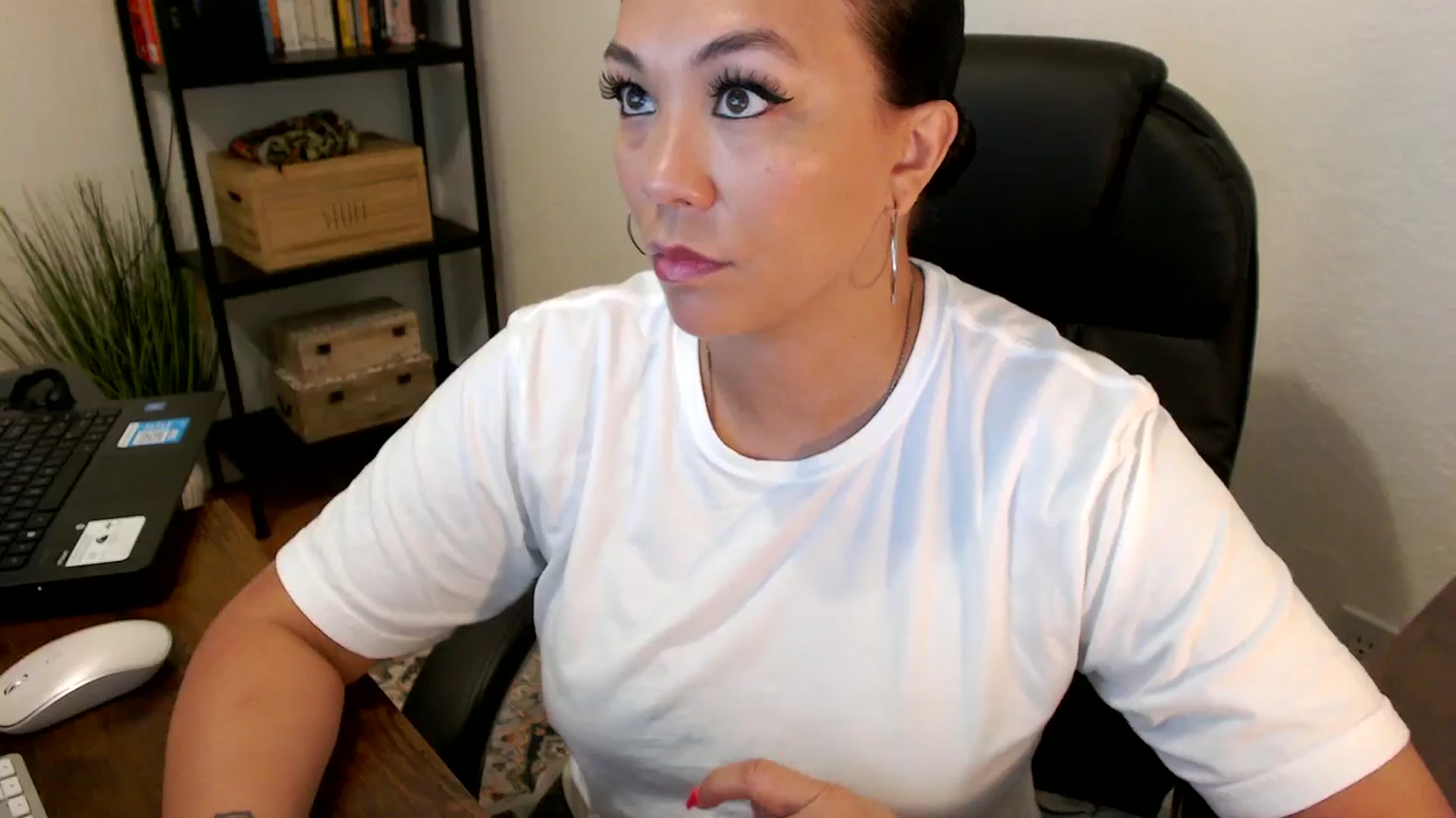 Gallery image thumbnail from MickaylaMoon's myfreecams stream on, 07/30/2024, 15:27 image 3 of 20