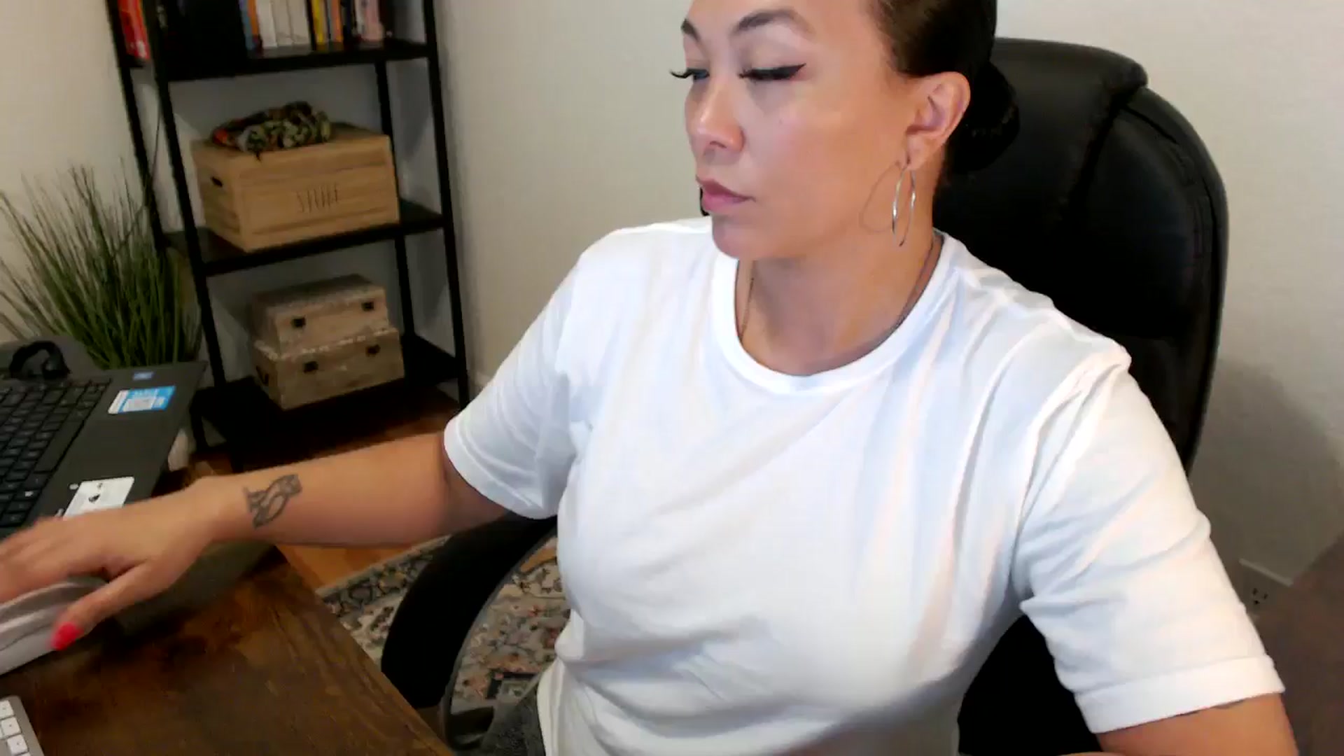 Gallery image thumbnail from MickaylaMoon's myfreecams stream on, 07/30/2024, 15:27 image 6 of 20