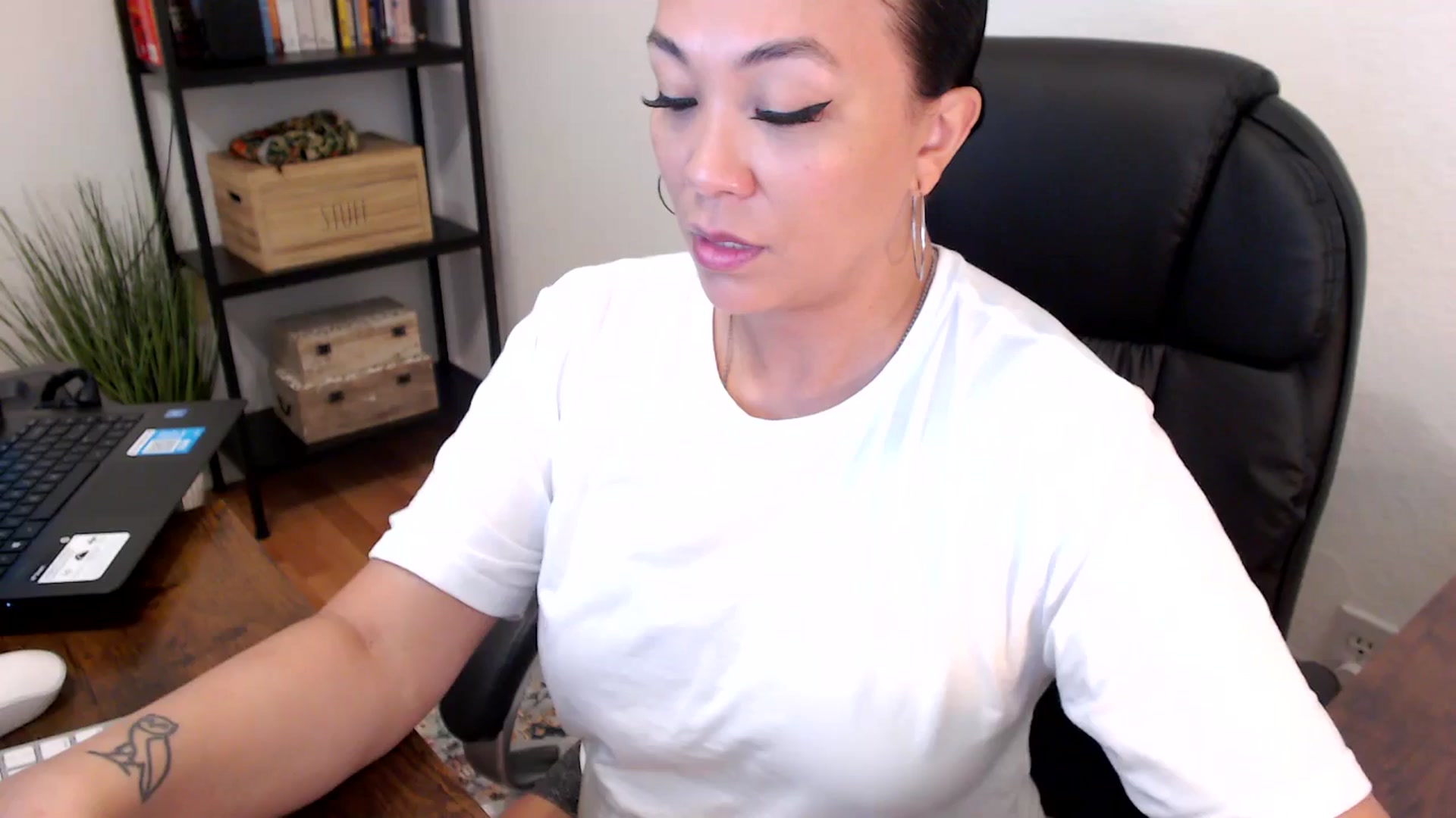 Gallery image thumbnail from MickaylaMoon's myfreecams stream on, 07/30/2024, 16:02 image 6 of 20