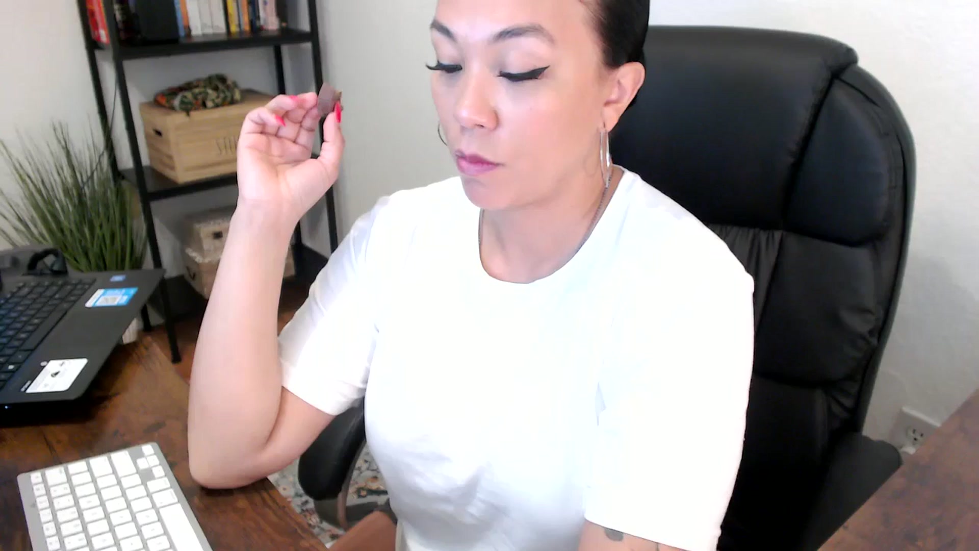 Gallery image thumbnail from MickaylaMoon's myfreecams stream on, 07/30/2024, 17:21 image 8 of 20