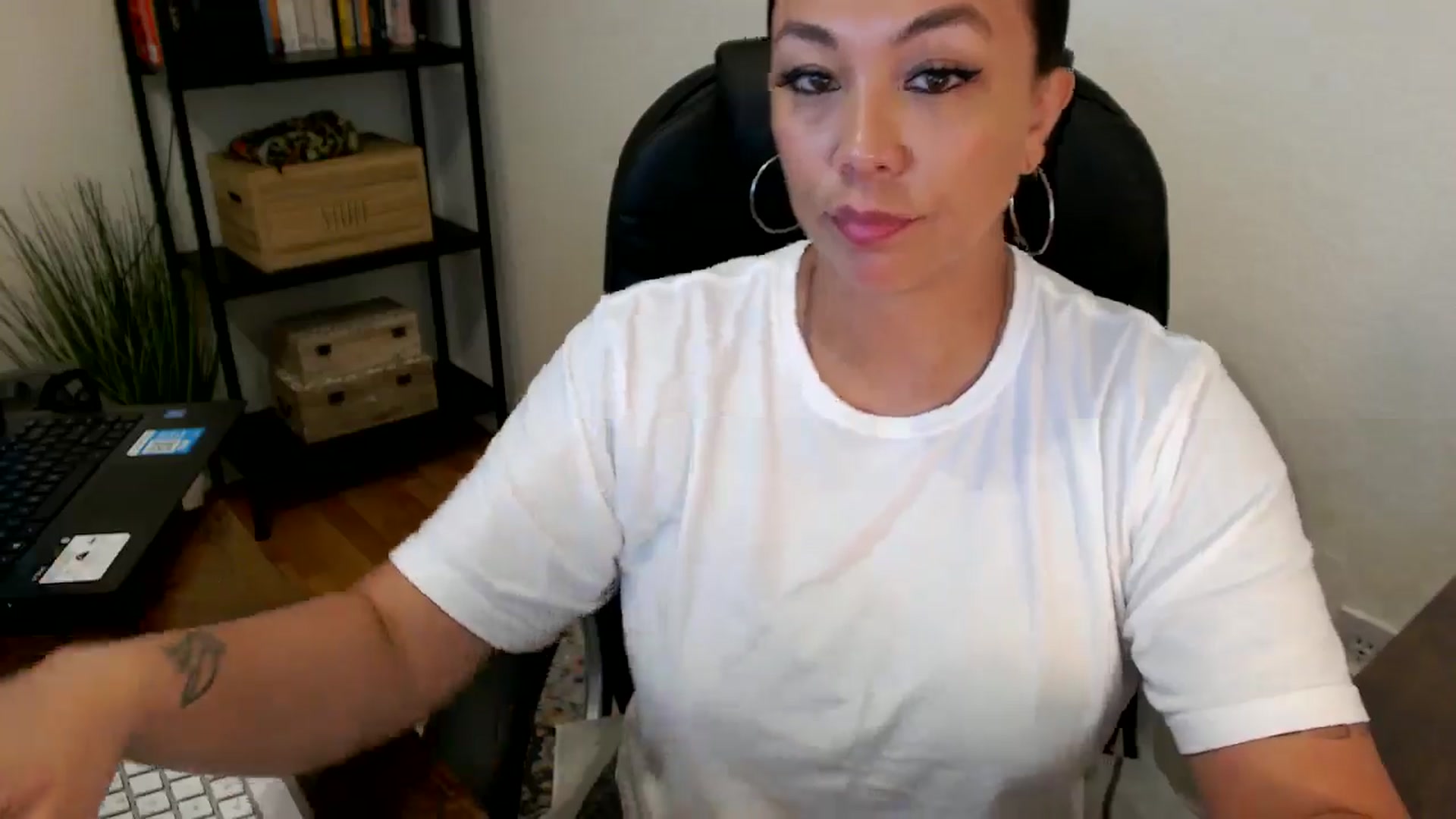 Gallery image thumbnail from MickaylaMoon's myfreecams stream on, 07/30/2024, 17:21 image 6 of 20