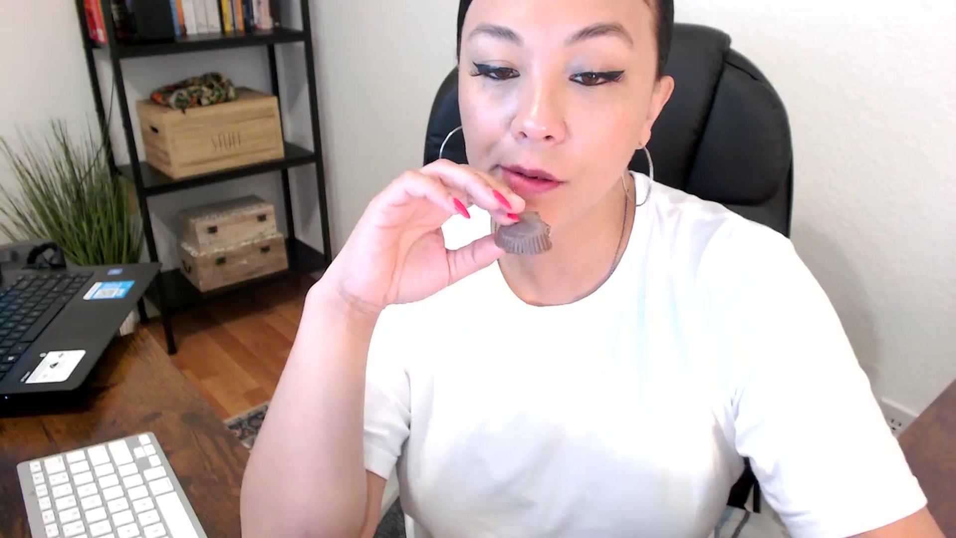 Gallery image thumbnail from MickaylaMoon's myfreecams stream on, 07/30/2024, 17:21 image 10 of 20