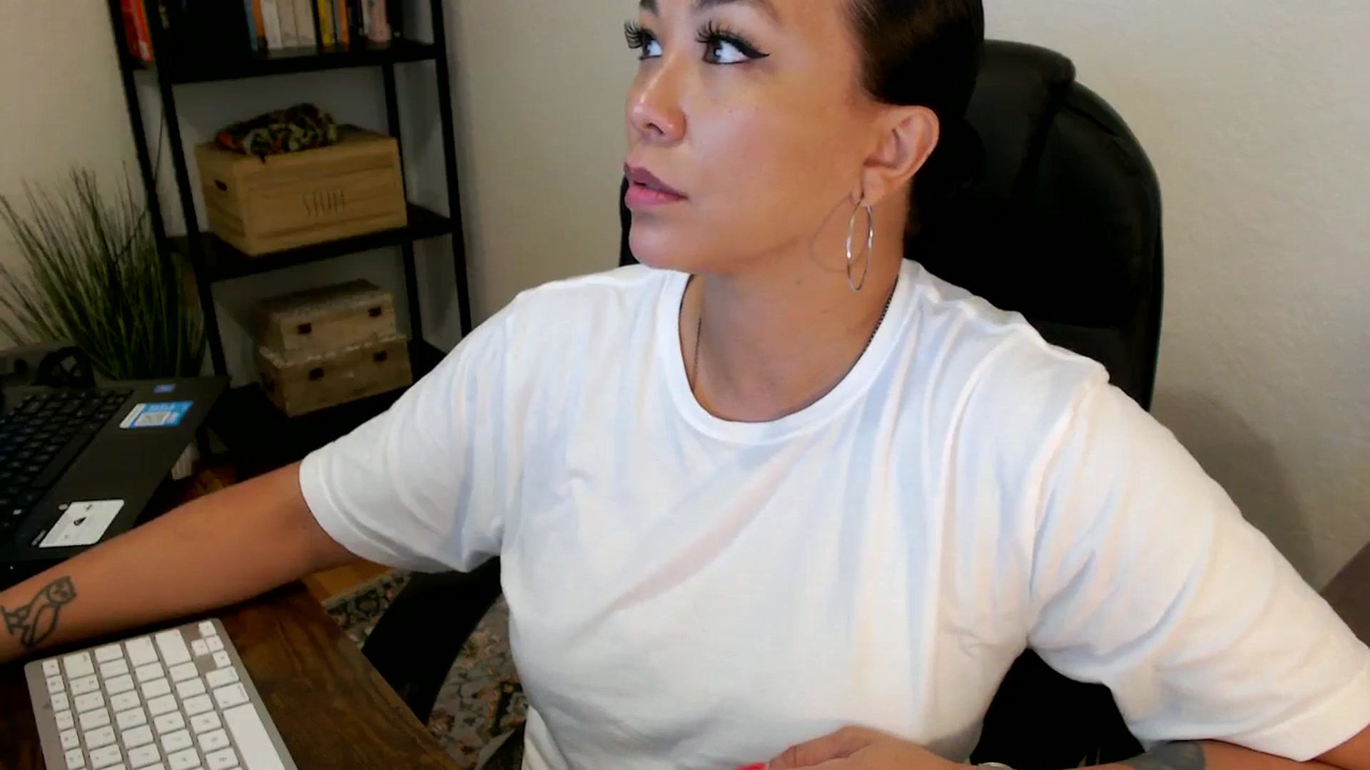 Gallery image thumbnail from MickaylaMoon's myfreecams stream on, 07/30/2024, 17:21 image 17 of 20