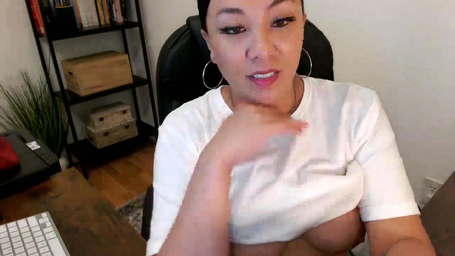 Gallery image thumbnail from MickaylaMoon's myfreecams stream on, 07/30/2024, 21:33 image 17 of 20