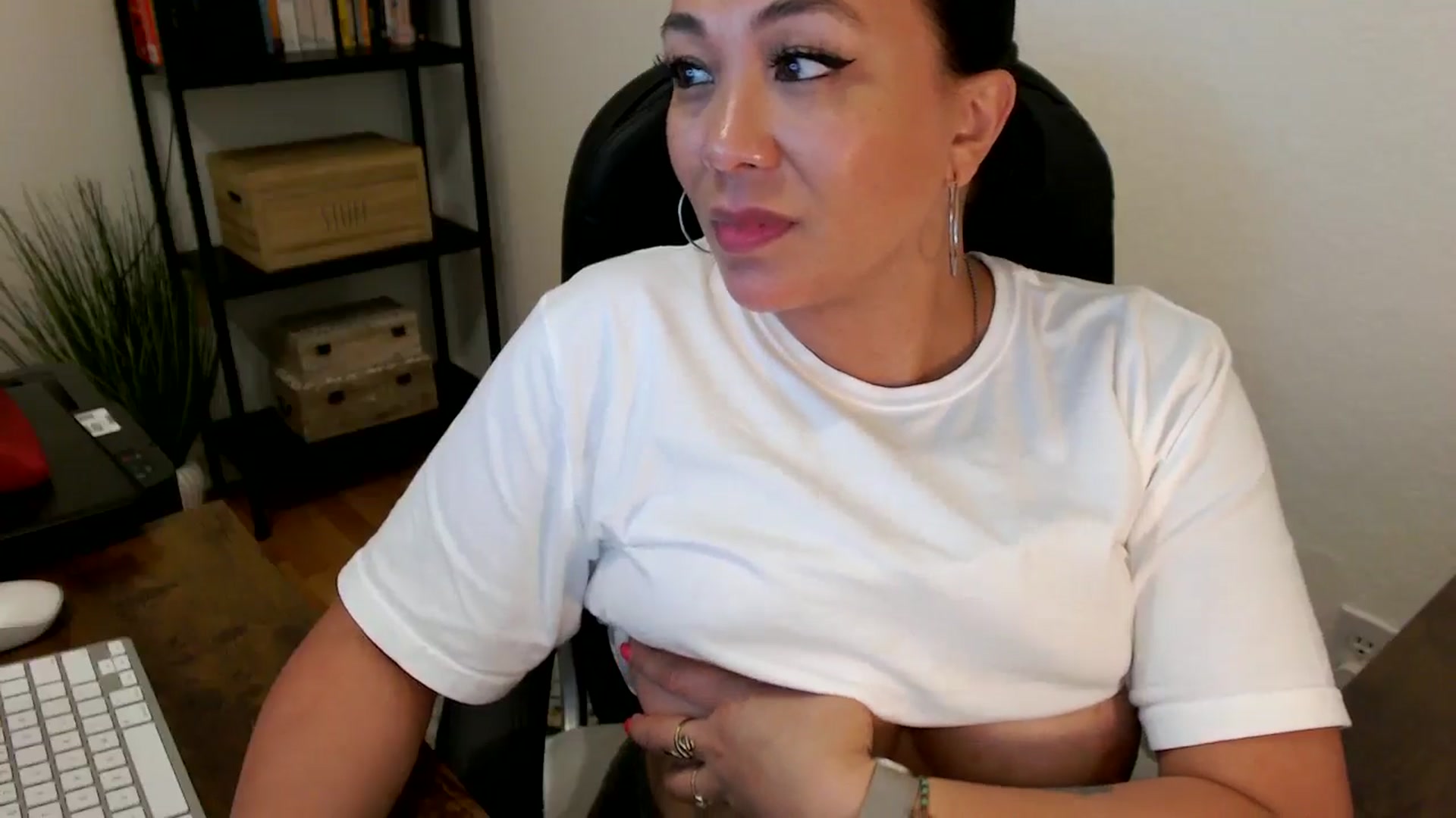 Gallery image thumbnail from MickaylaMoon's myfreecams stream on, 07/30/2024, 21:33 image 10 of 20